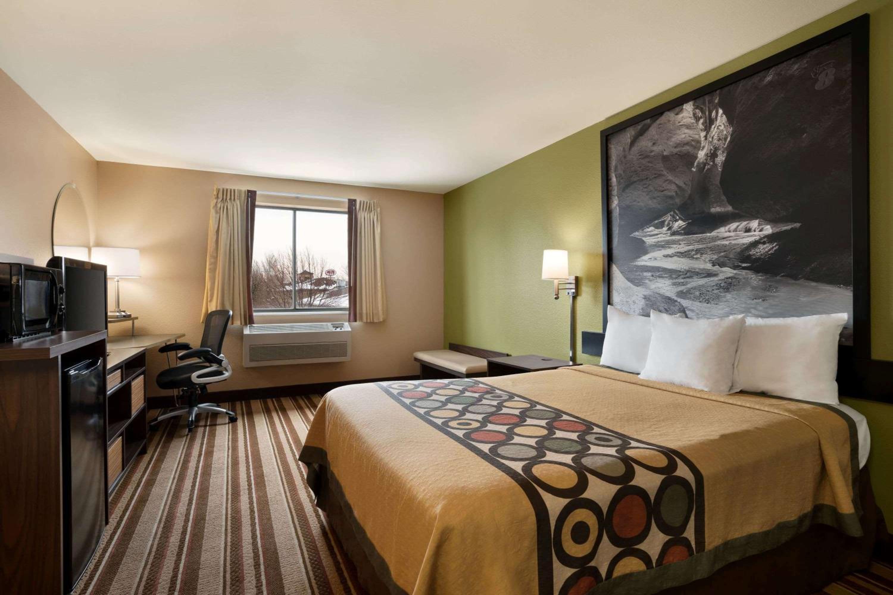 King Room - Non-Smoking - Photo 3
