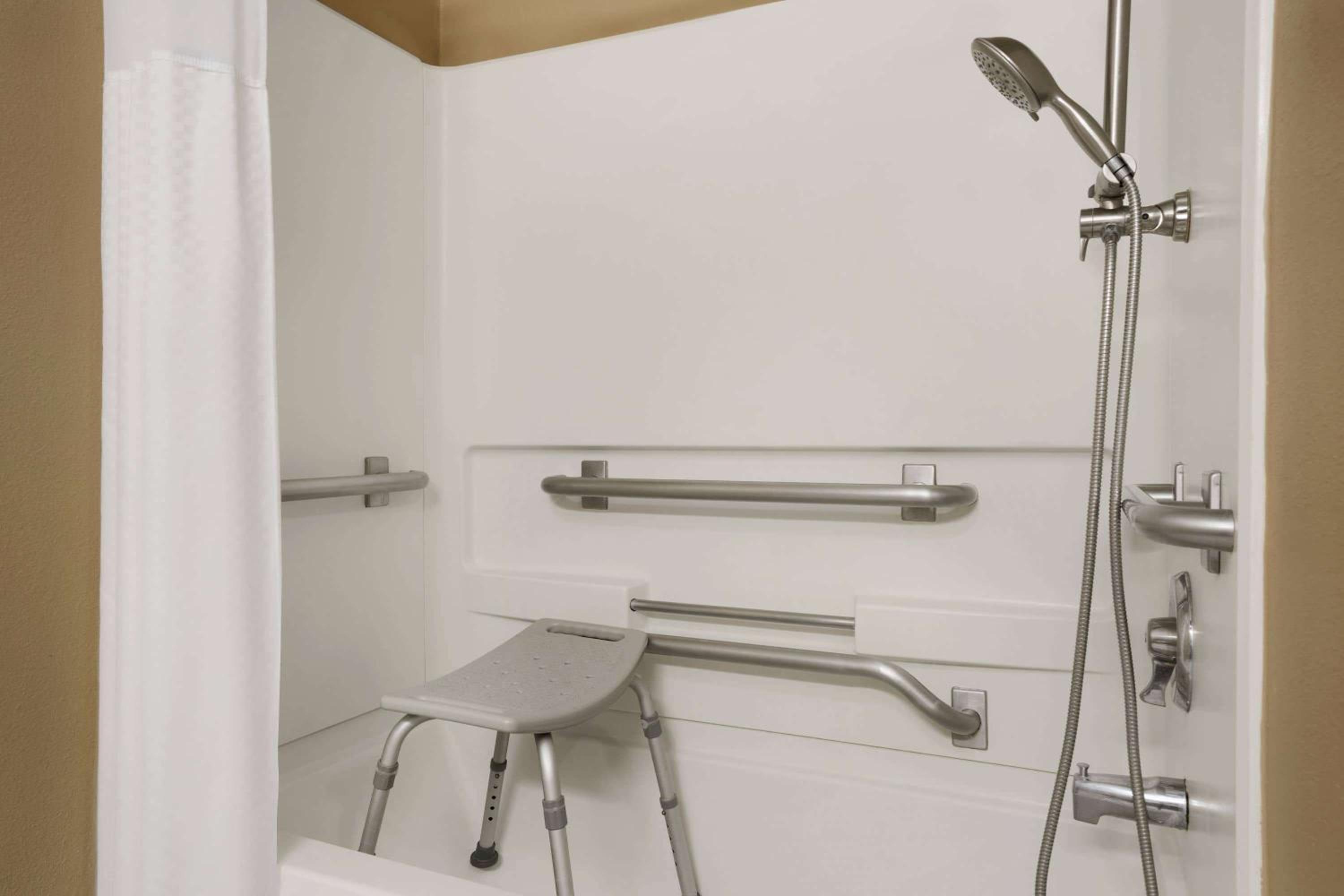 Queen Room - Disability Access - Non-Smoking - Photo 6