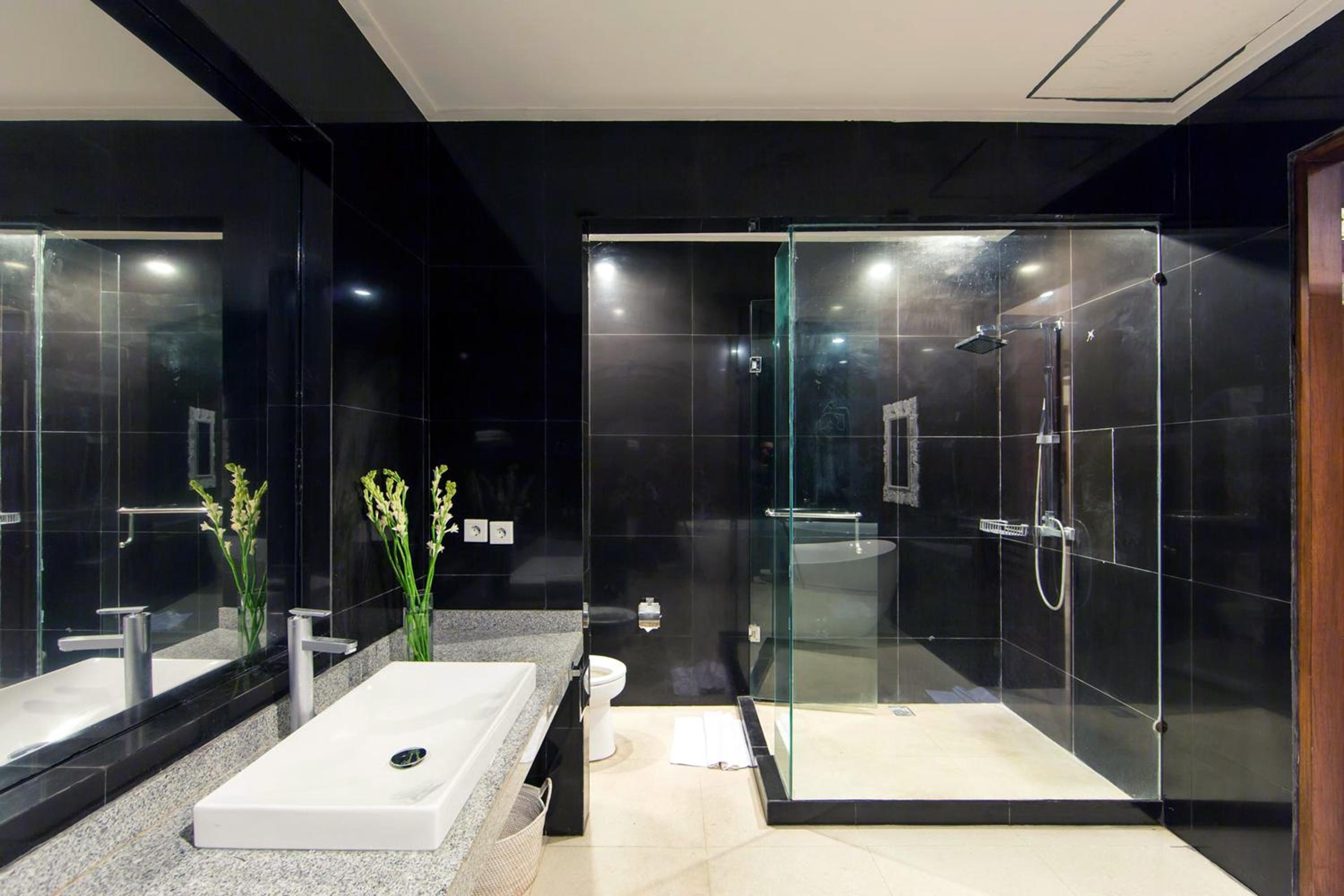 Three-Bedroom Villa with Private Pool - Photo 4