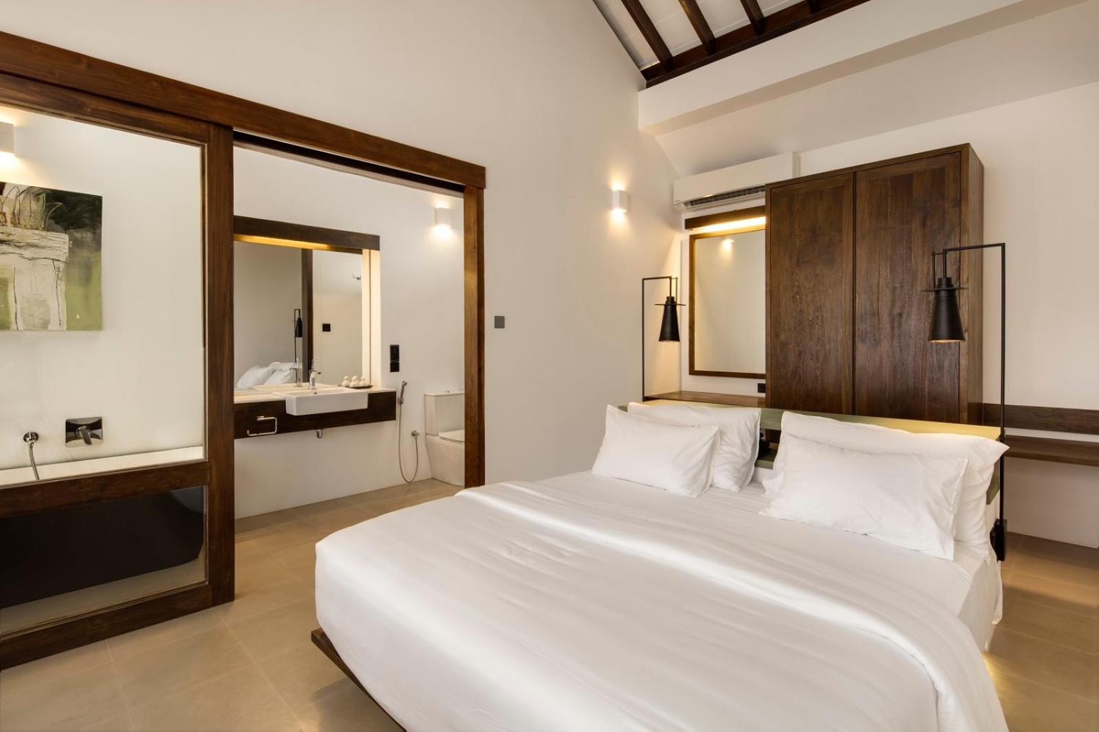 Deluxe King Room with bathtub in Ocean view wing