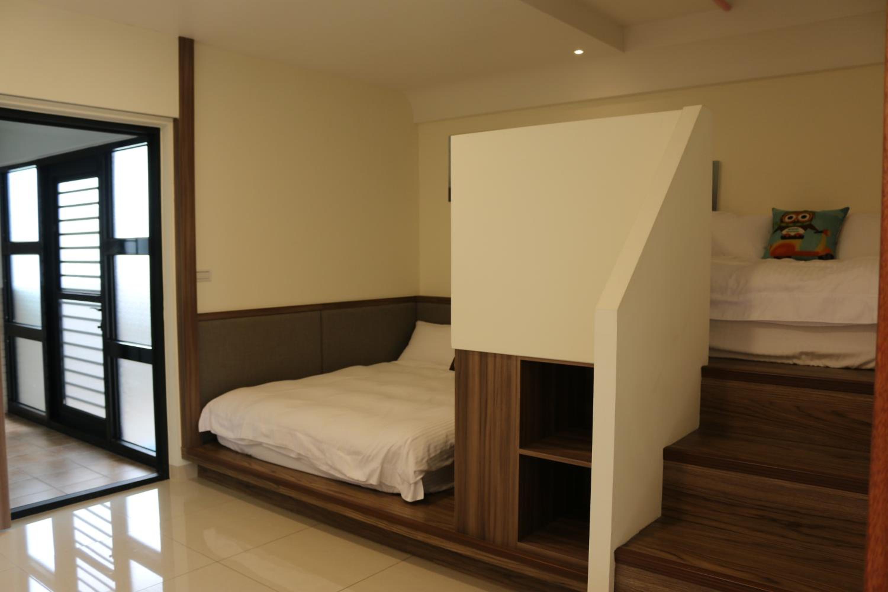 Five-Bedroom House photo 3