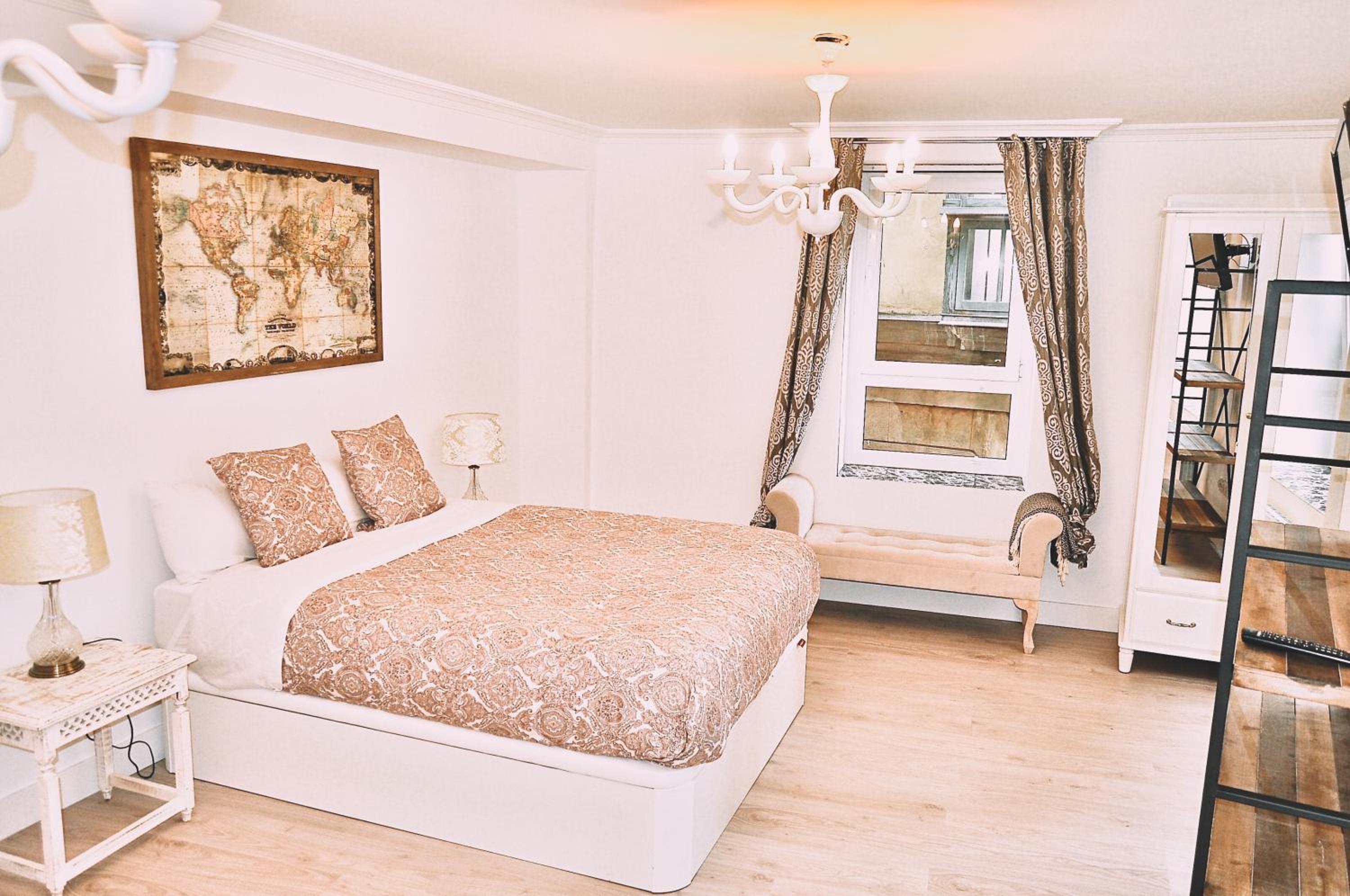 Deluxe King Suite - Photo 4