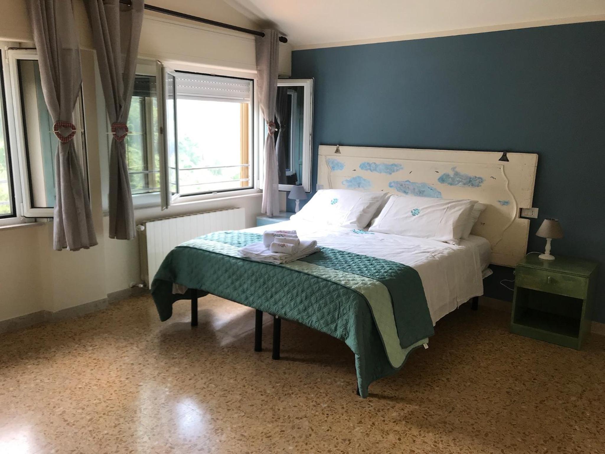 Large Double Room - Photo 1