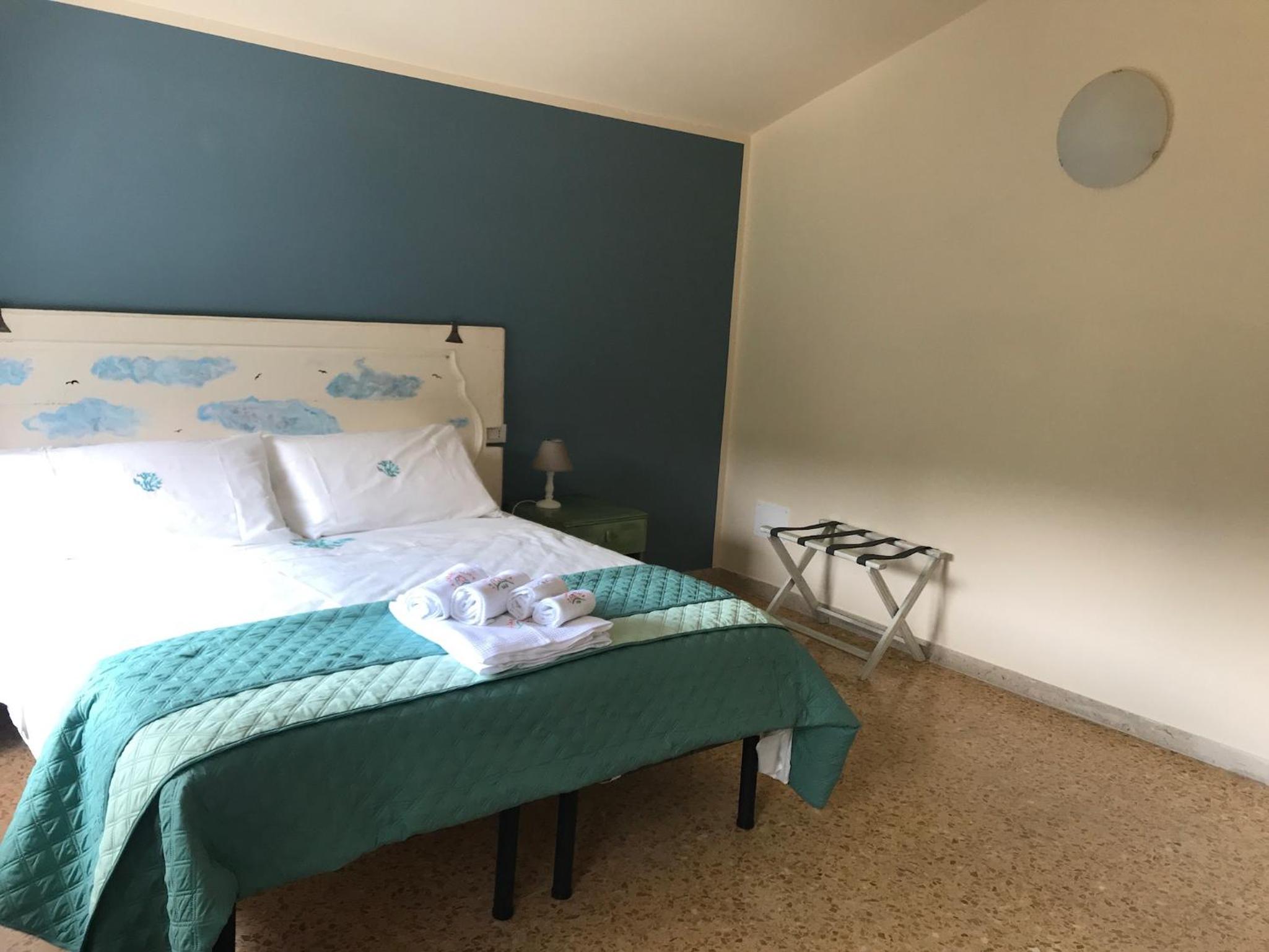 Large Double Room - Photo 3