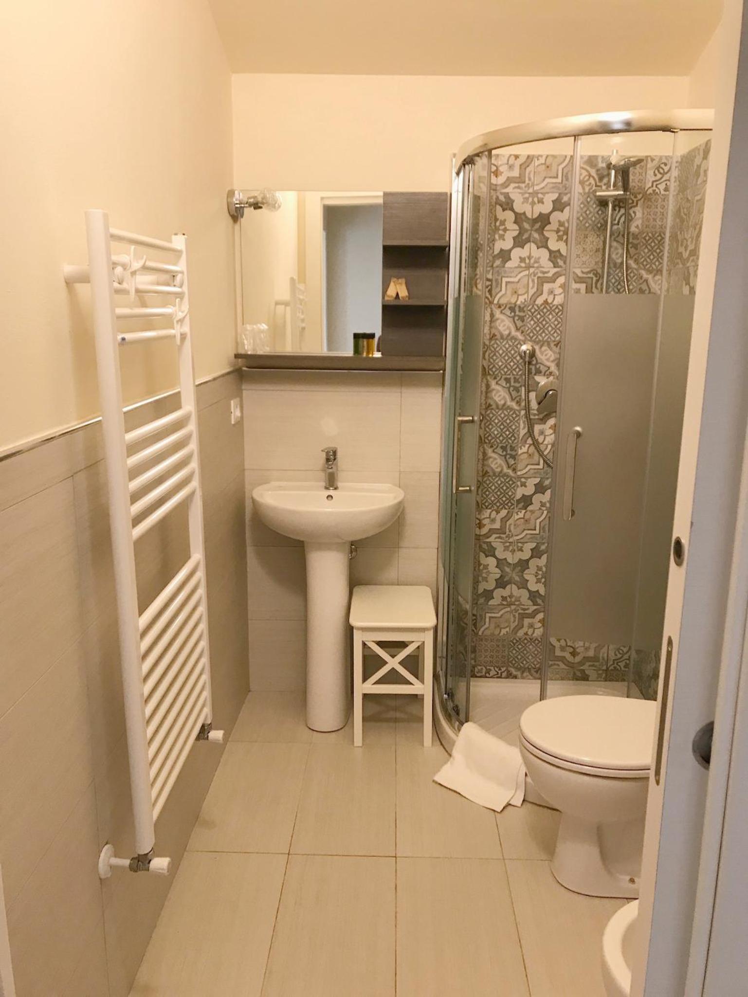Large Double Room - Photo 4