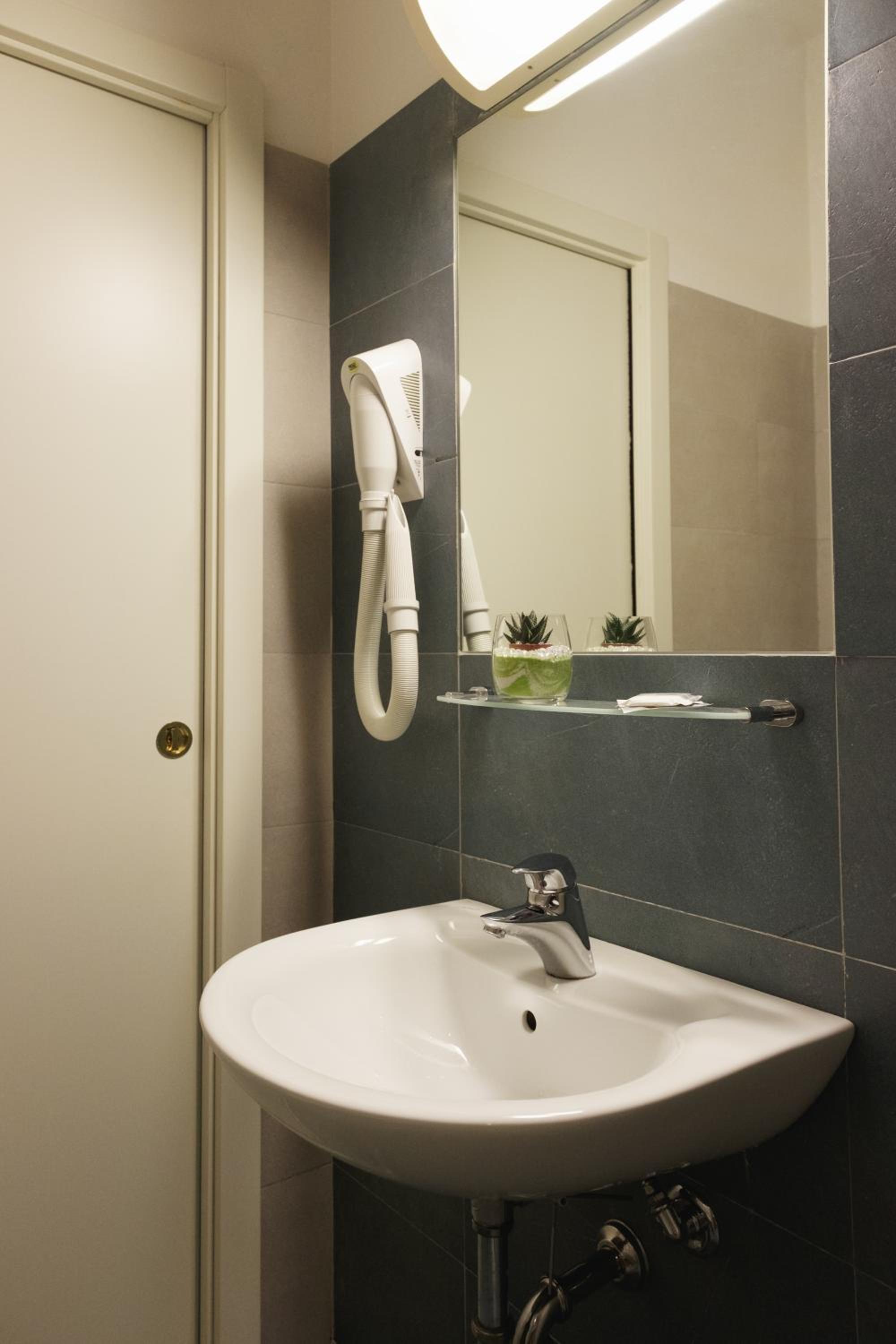 Quadruple Room - Photo 5