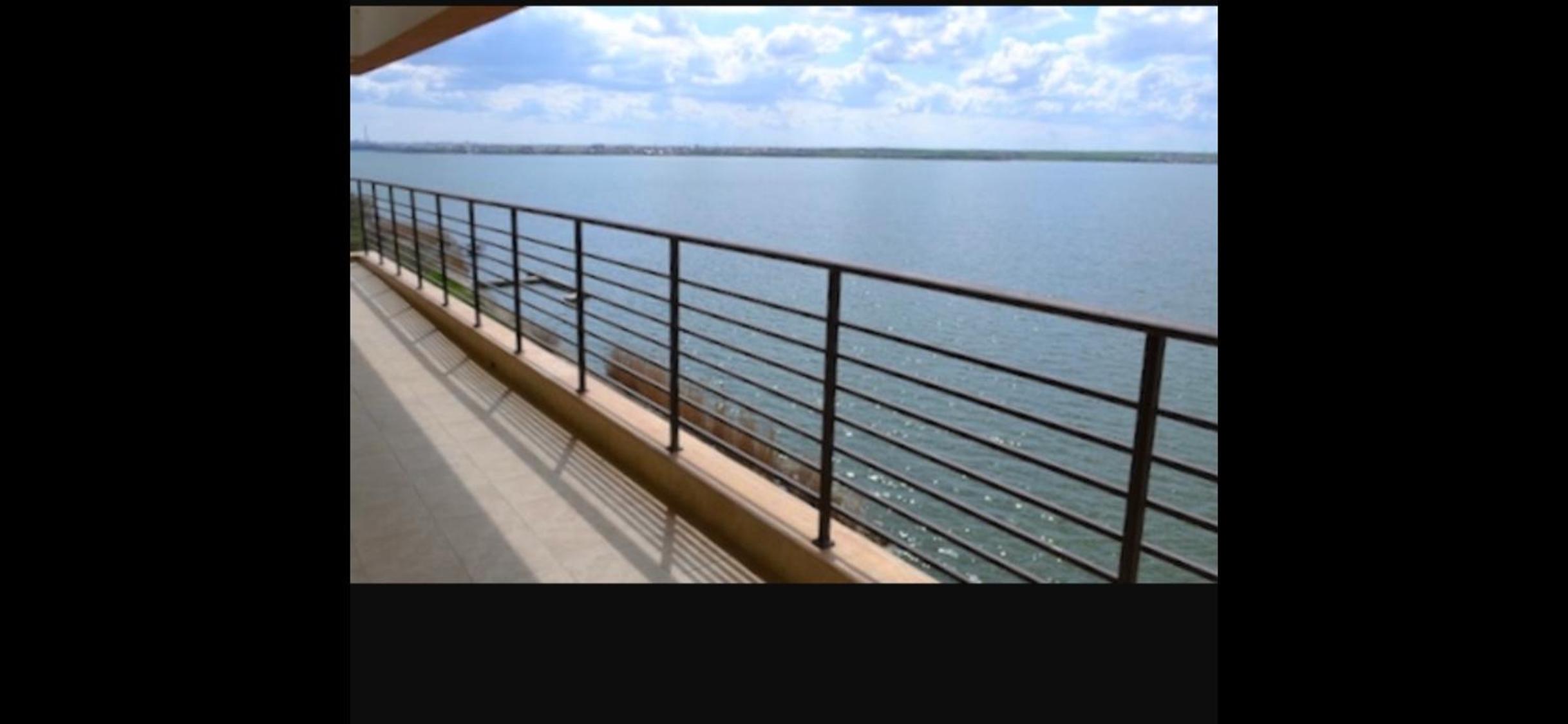 Apartment with Lake View - Photo 12