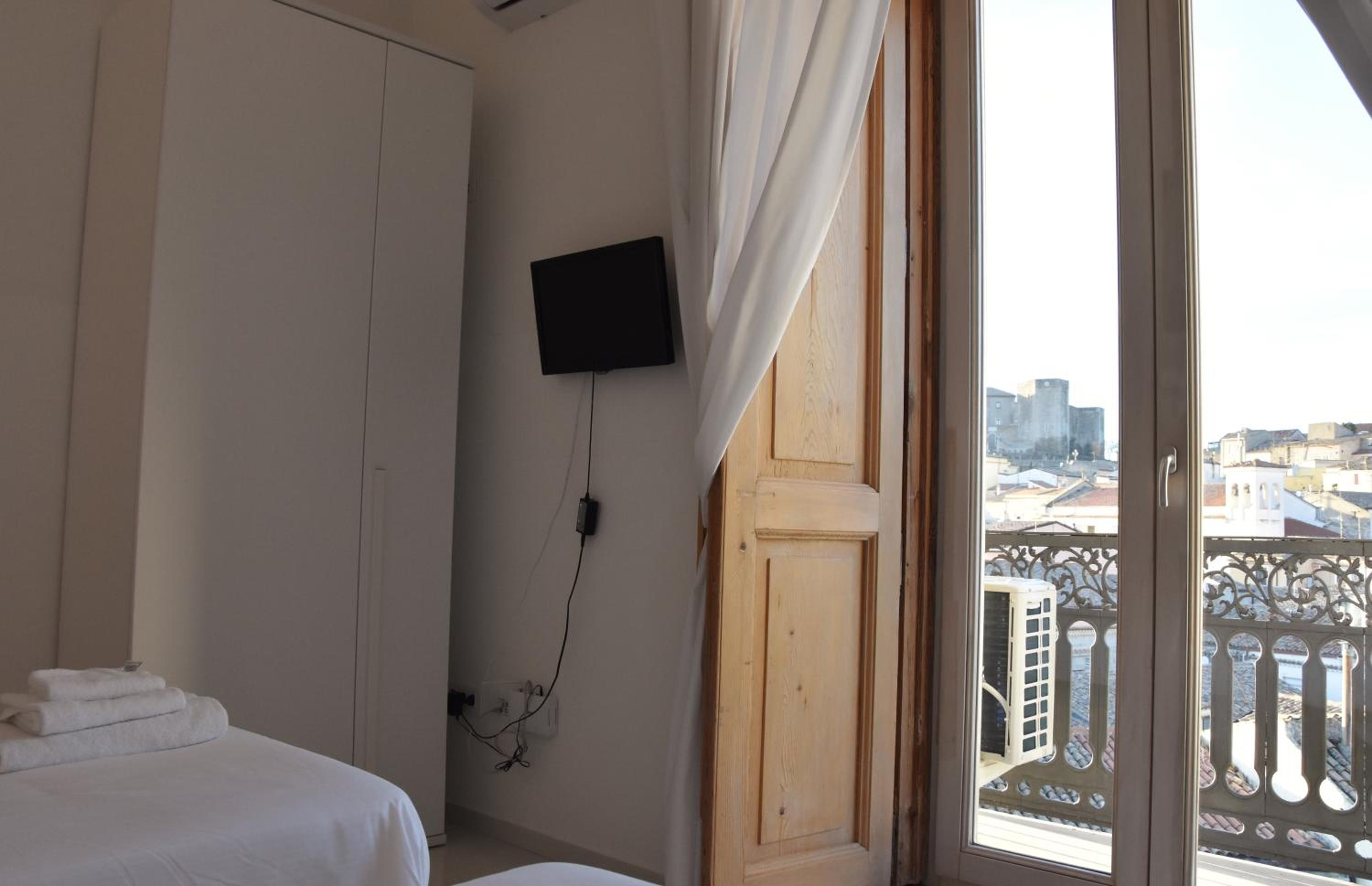 Twin Room with Private Bathroom photo 2