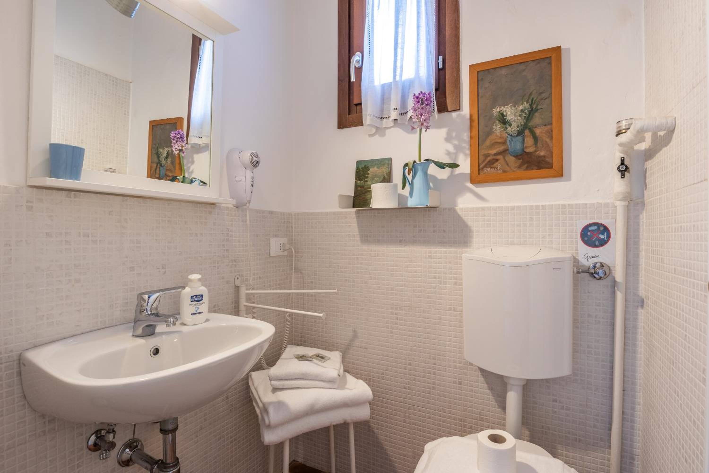 Double Room with Private External Bathroom photo 3