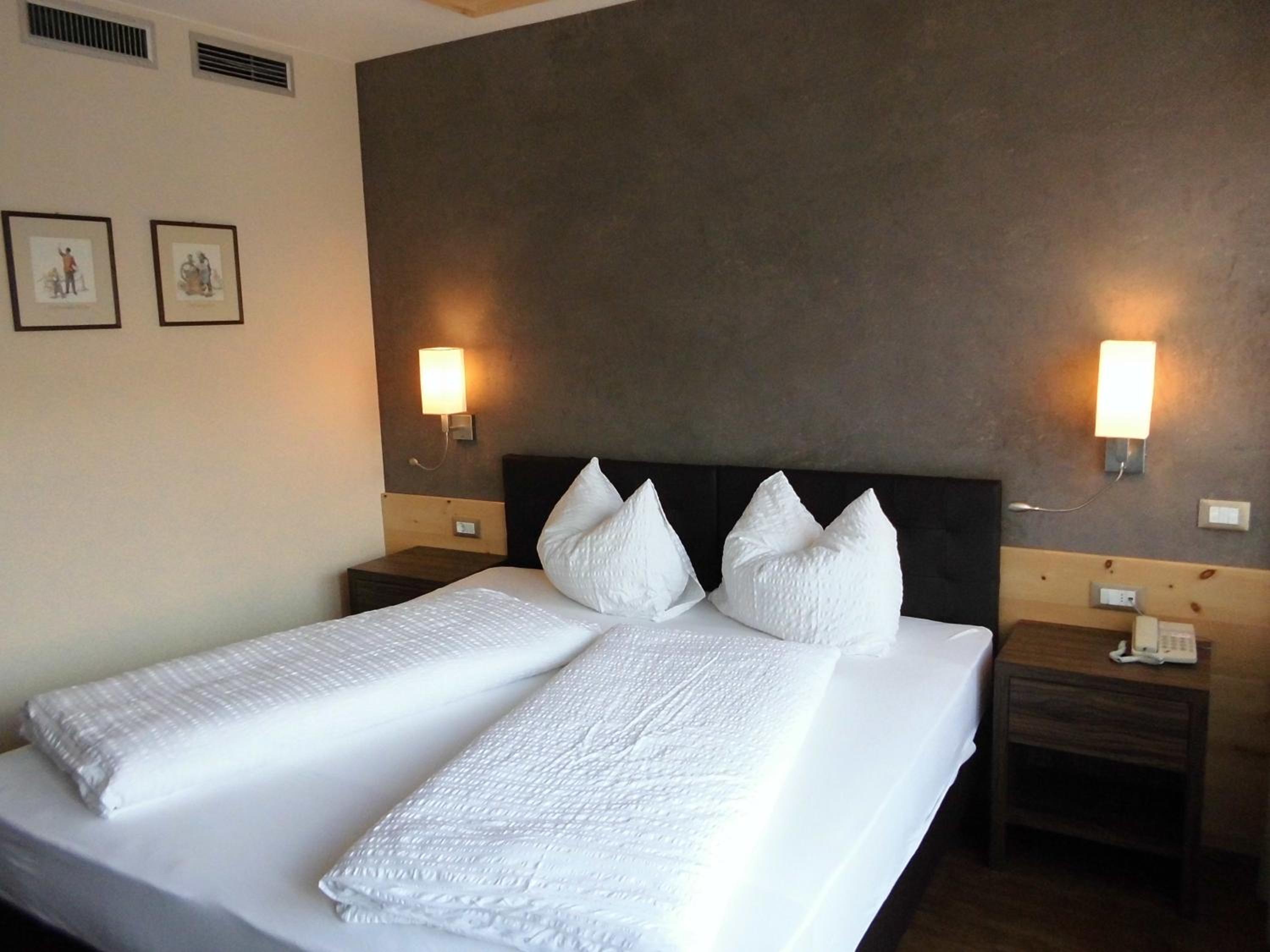 Double or Twin Room with Balcony - Photo 4
