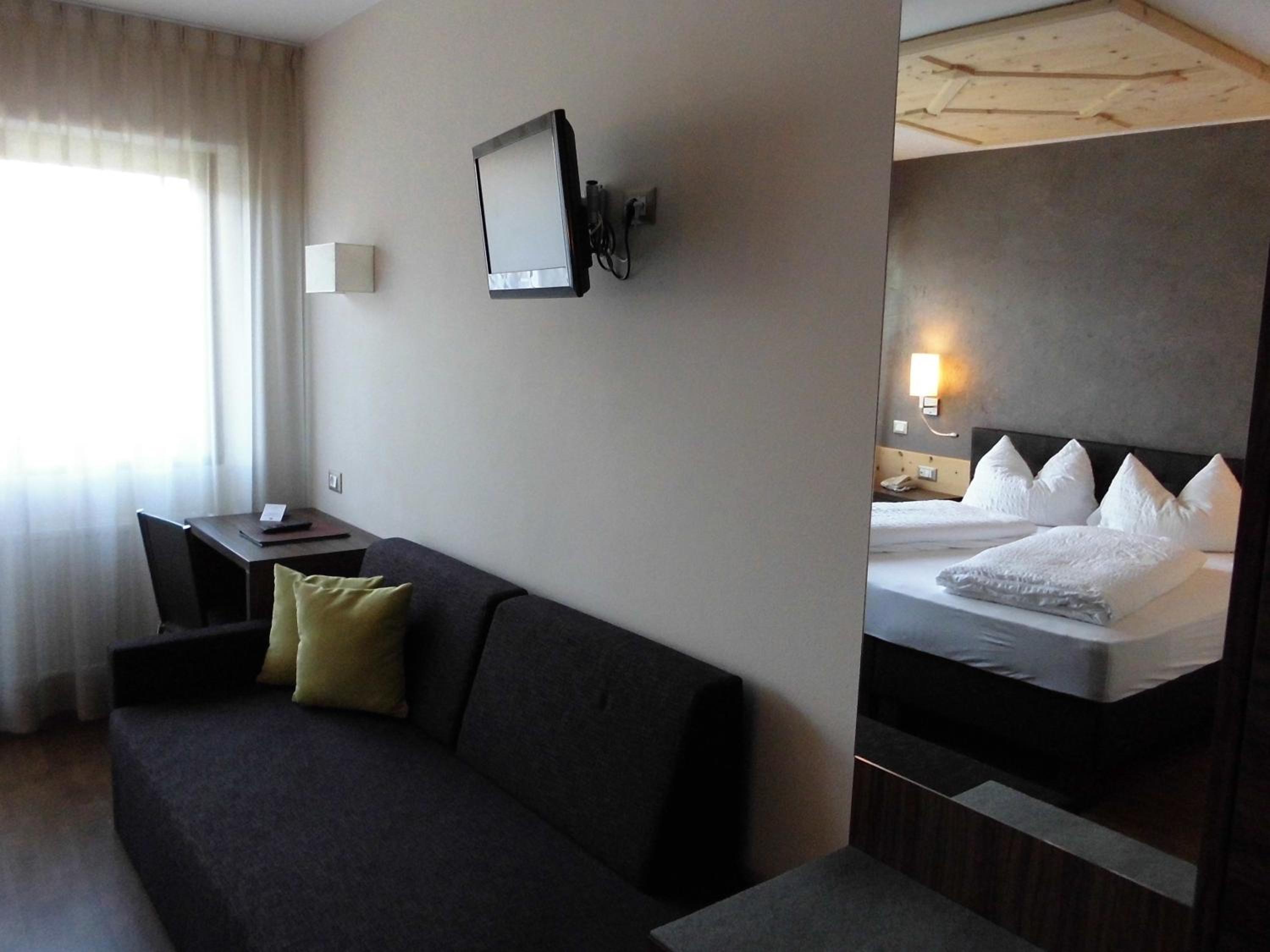 Double or Twin Room with Balcony - Photo 5