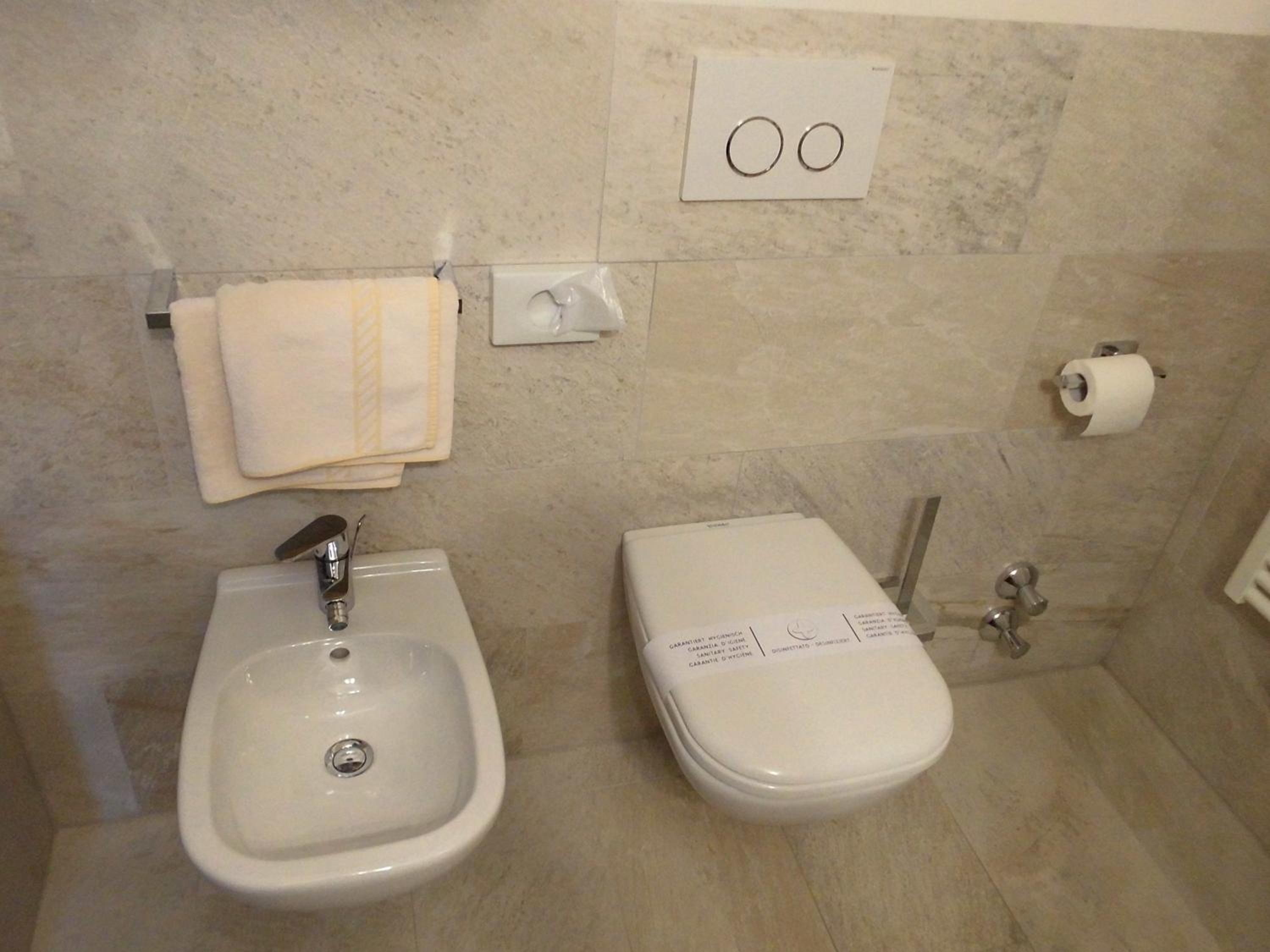 Double or Twin Room with Balcony - Photo 10