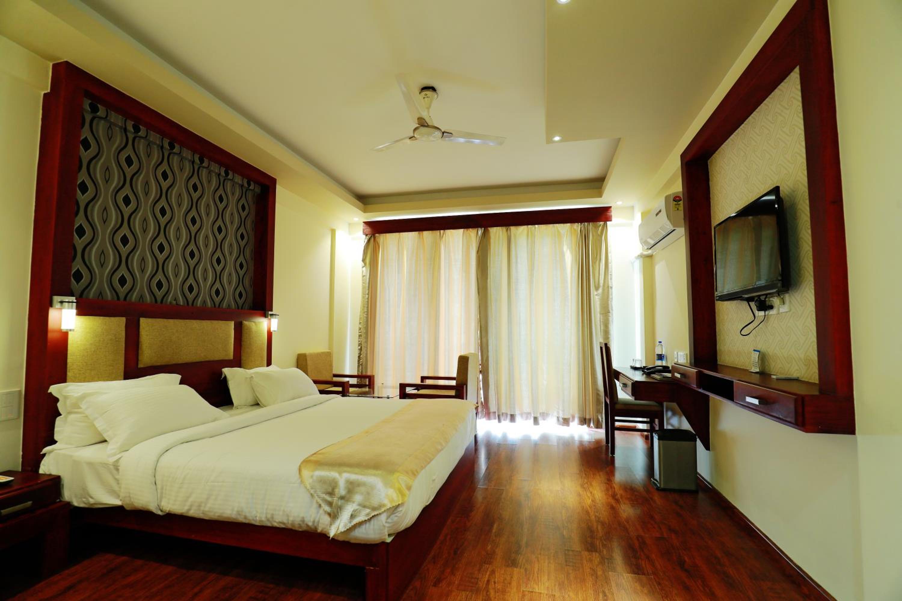 Superior Double Room with Balcony - Photo 3