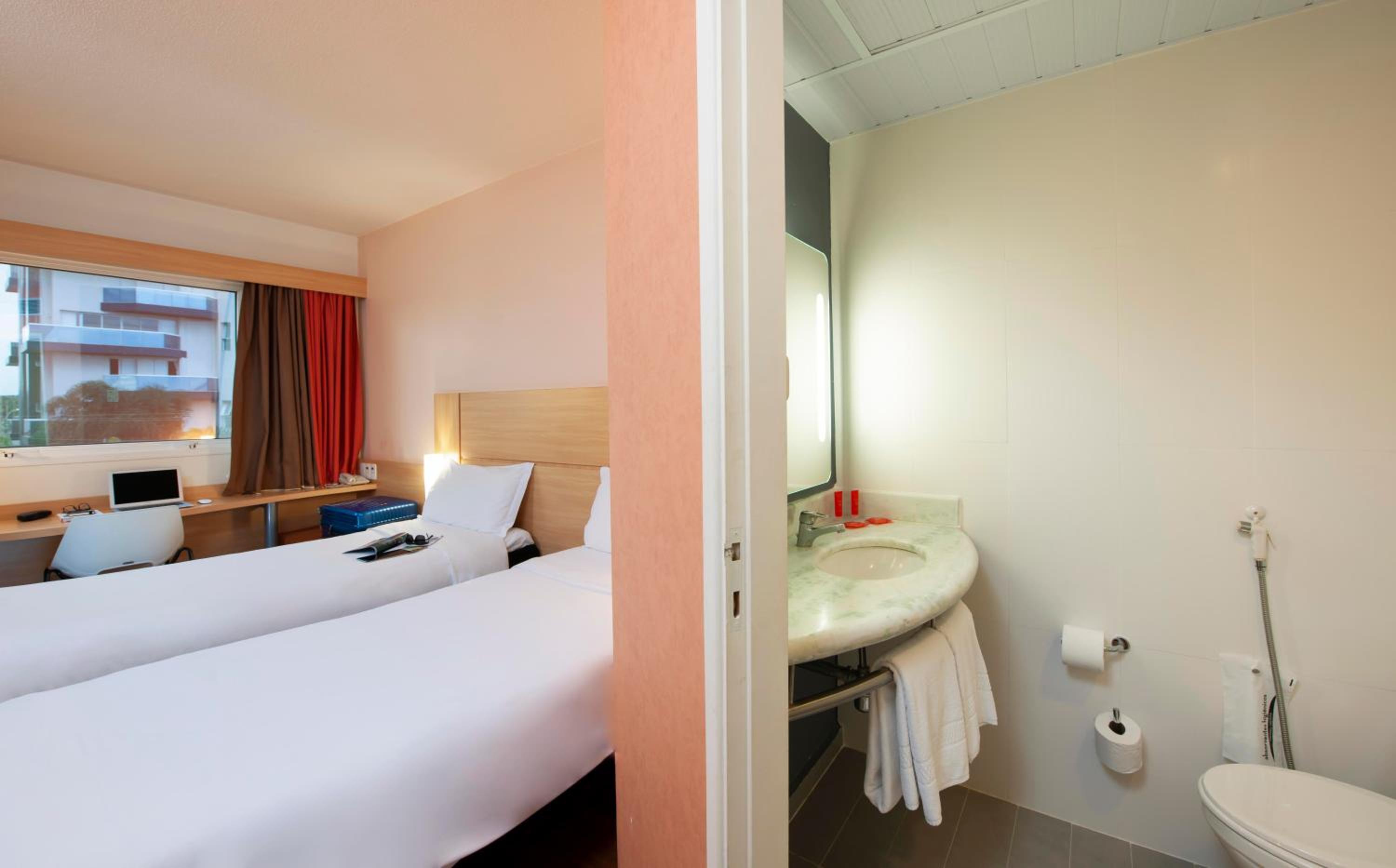Standard Twin Room photo 3