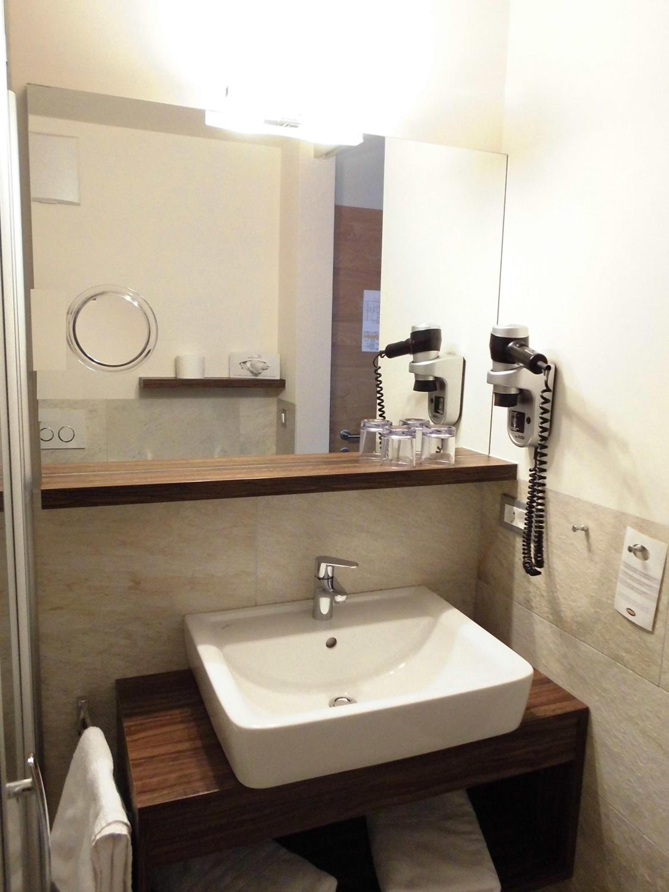 Double or Twin Room with Balcony - Photo 8