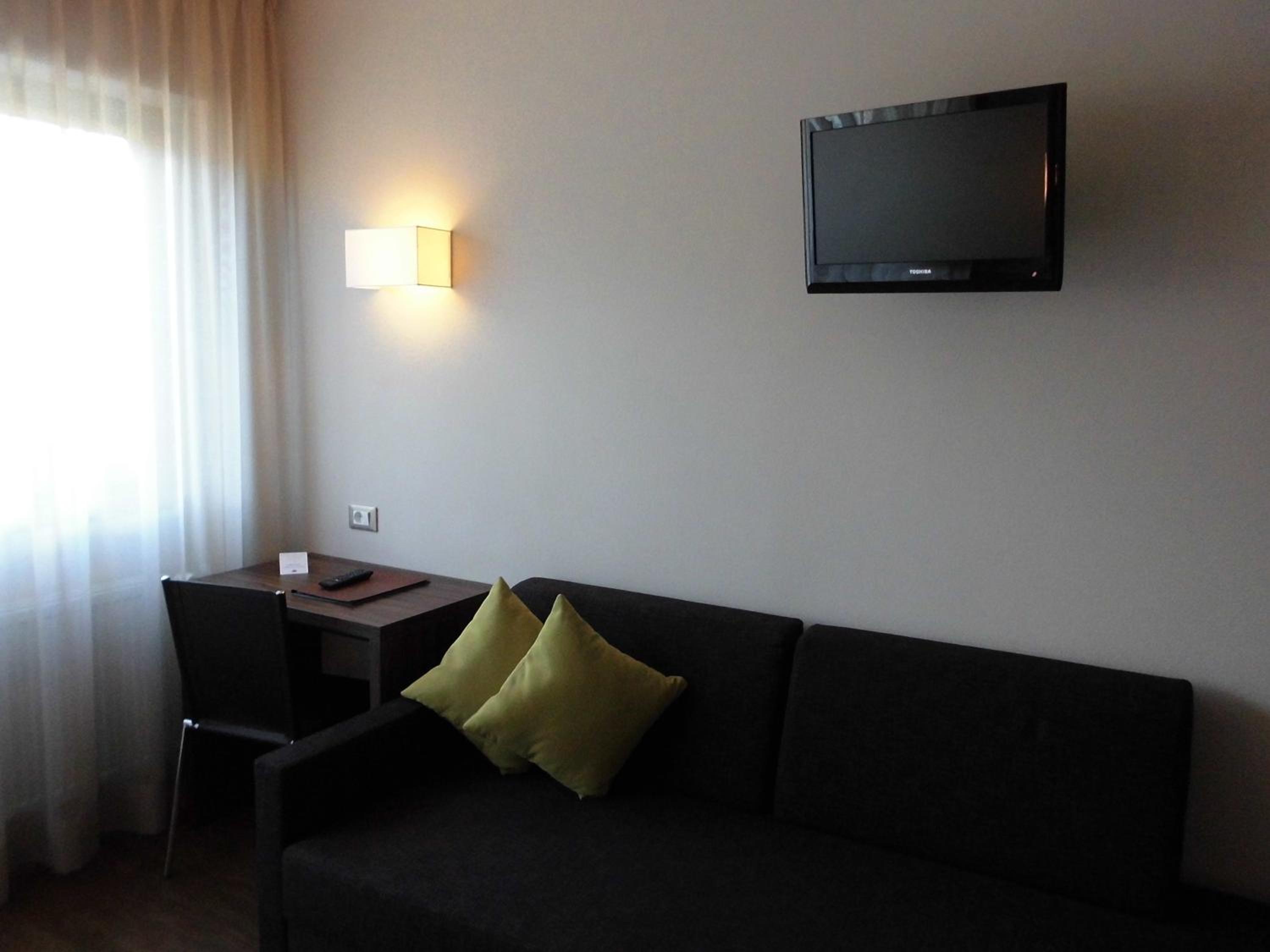 Double or Twin Room with Balcony - Photo 6