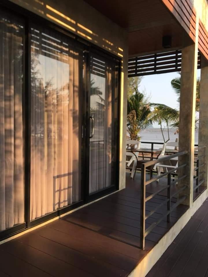 Queen Room with Pool View photo 2
