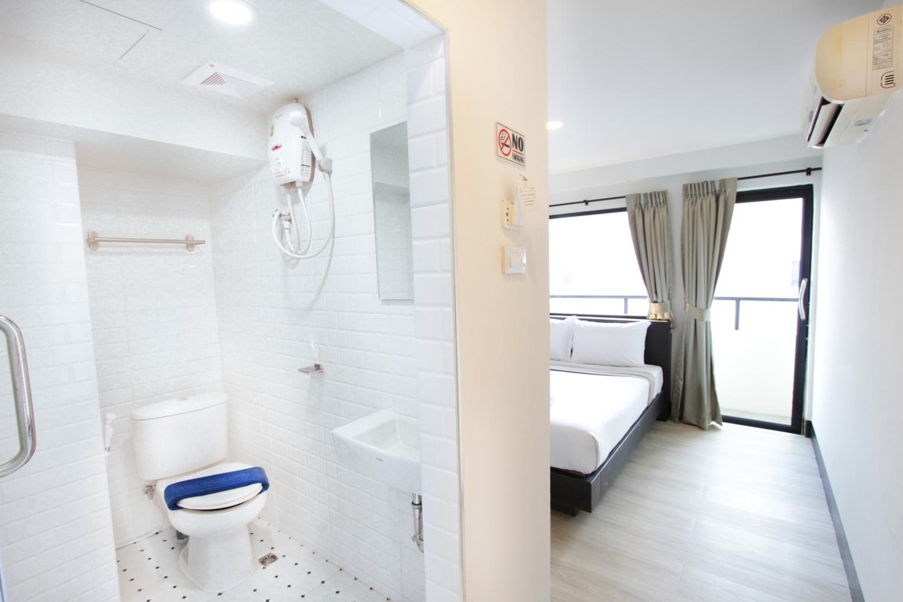 Standard Double Room - Photo 13