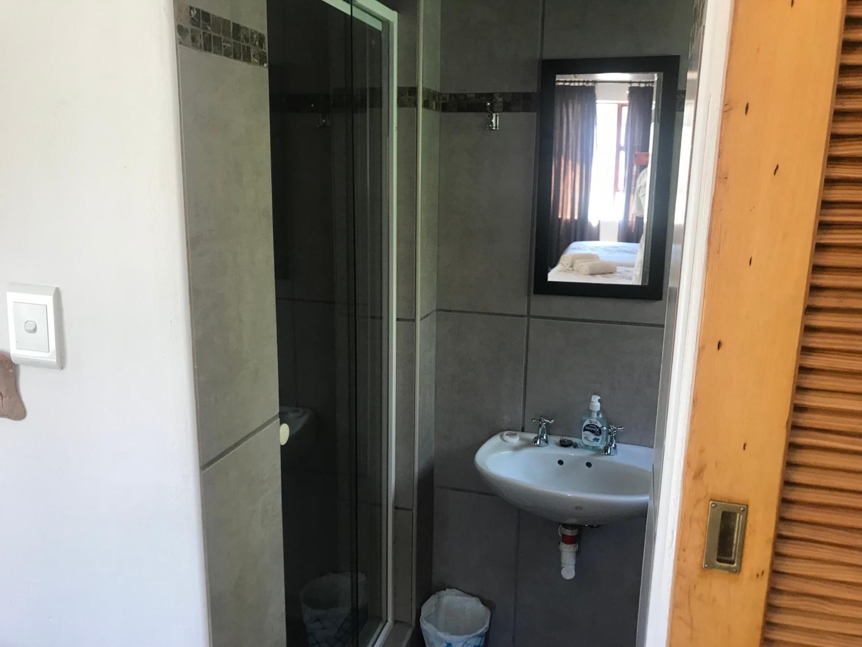 Deluxe Double Room with Shower - Photo 5