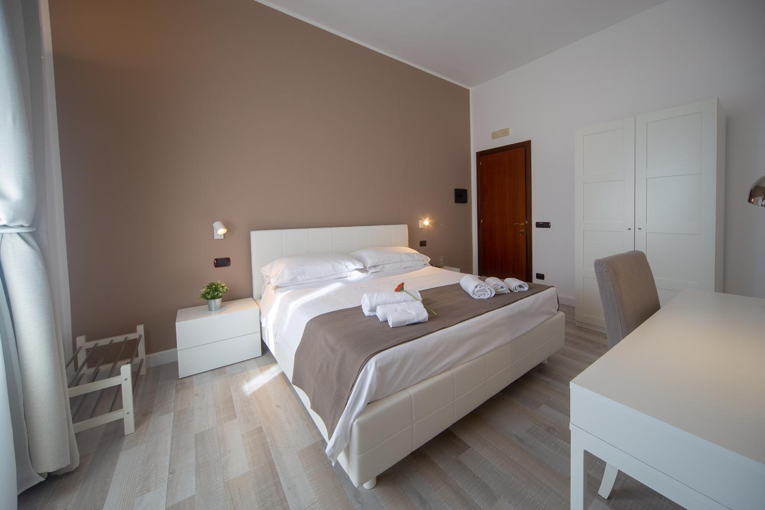 Double Room - Photo 12