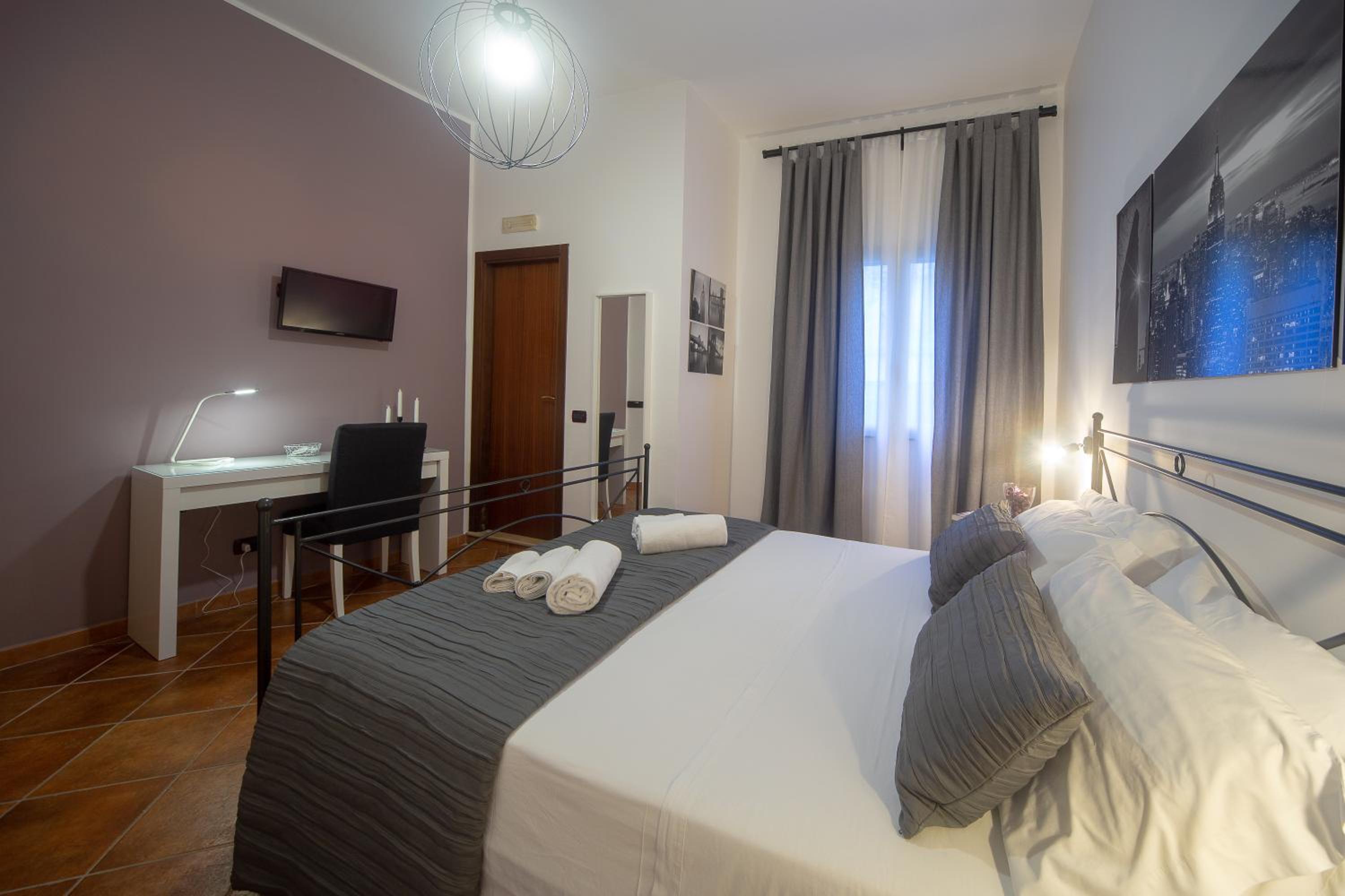 Standard Double Room - Photo 12