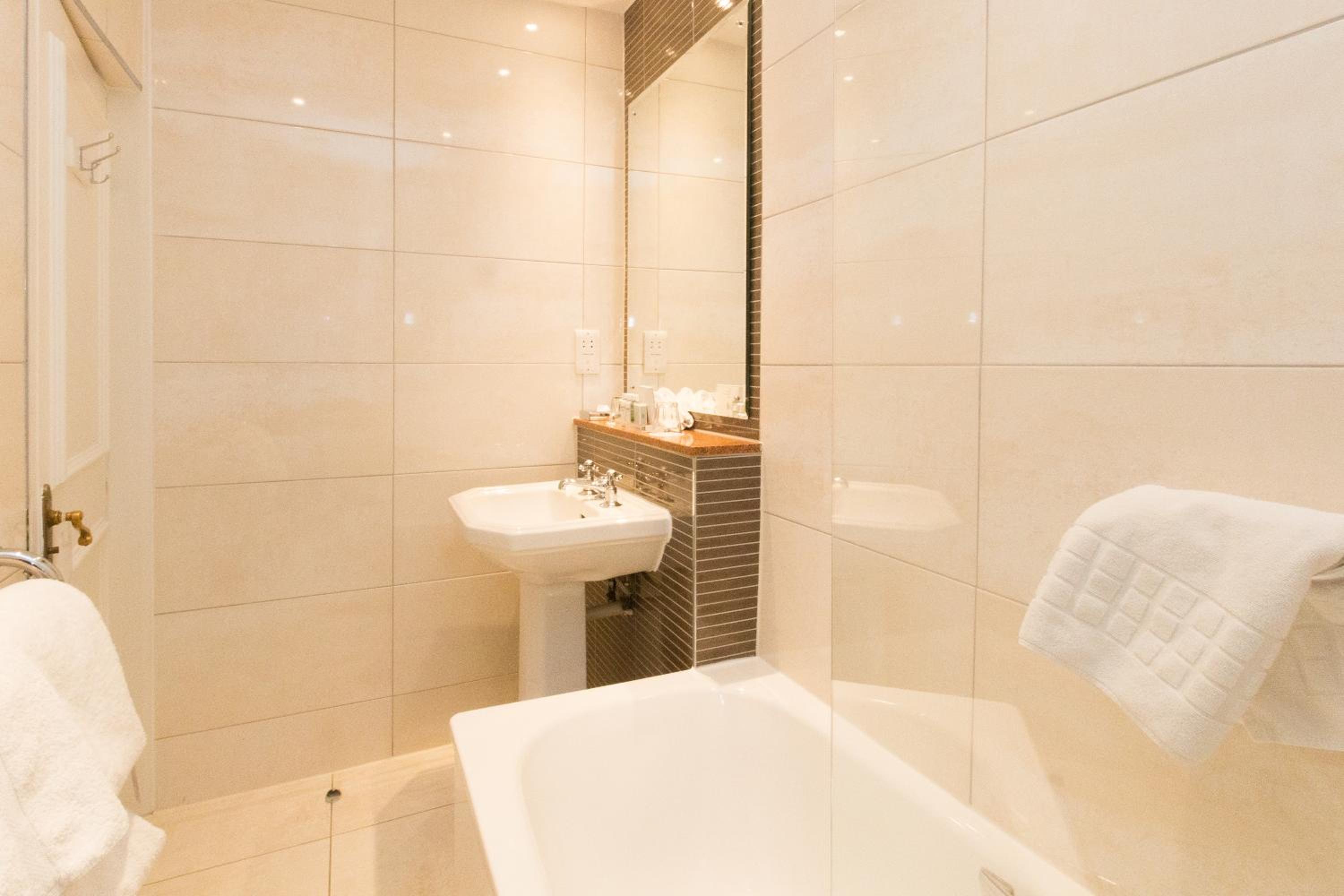 Standard Double Room - Photo 4