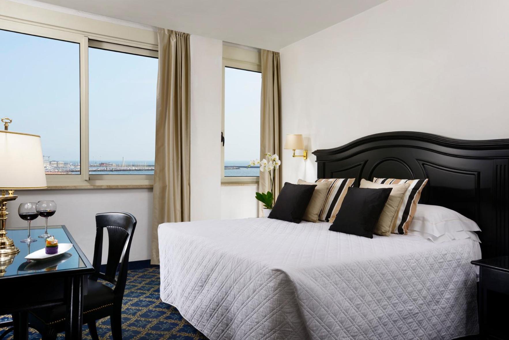 Superior Double Room with Partial Sea View - Photo 1