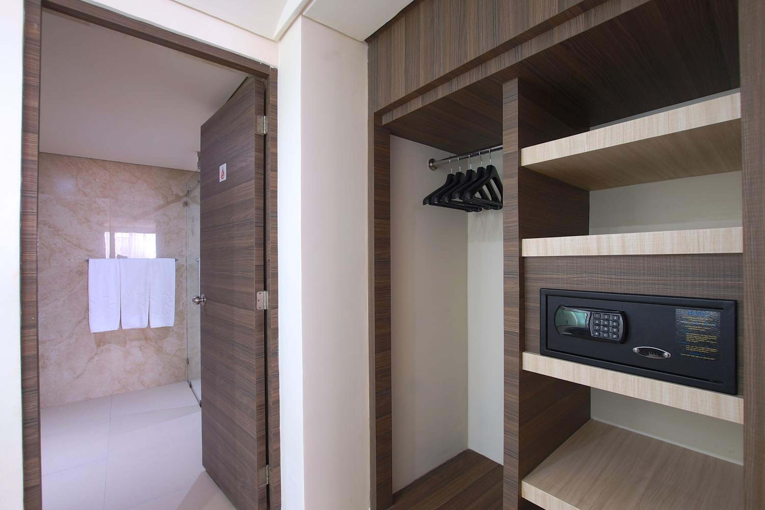 Deluxe Suite with Spa Bath photo 2