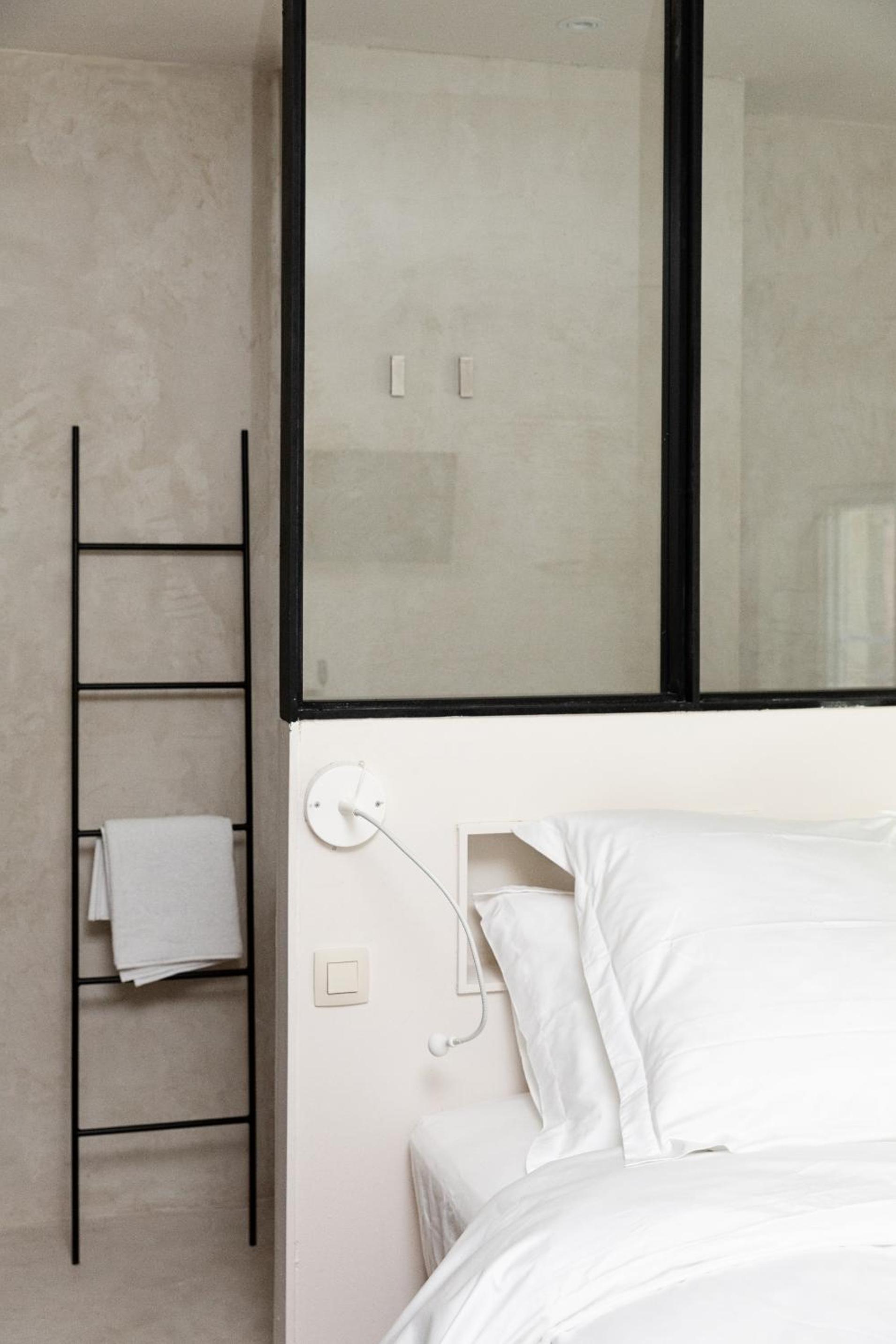 Comfort Double Room with Private Bathroom - Photo 2