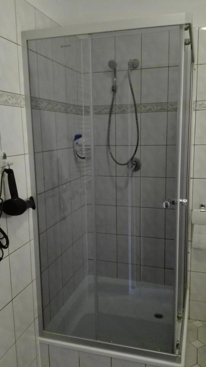 Twin Room with Private Bathroom - Photo 2