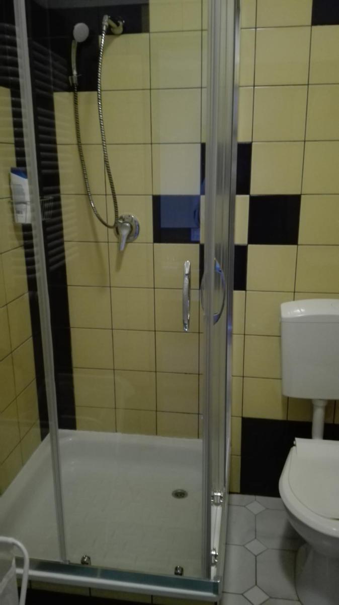 Twin Room with Private Bathroom - Photo 4