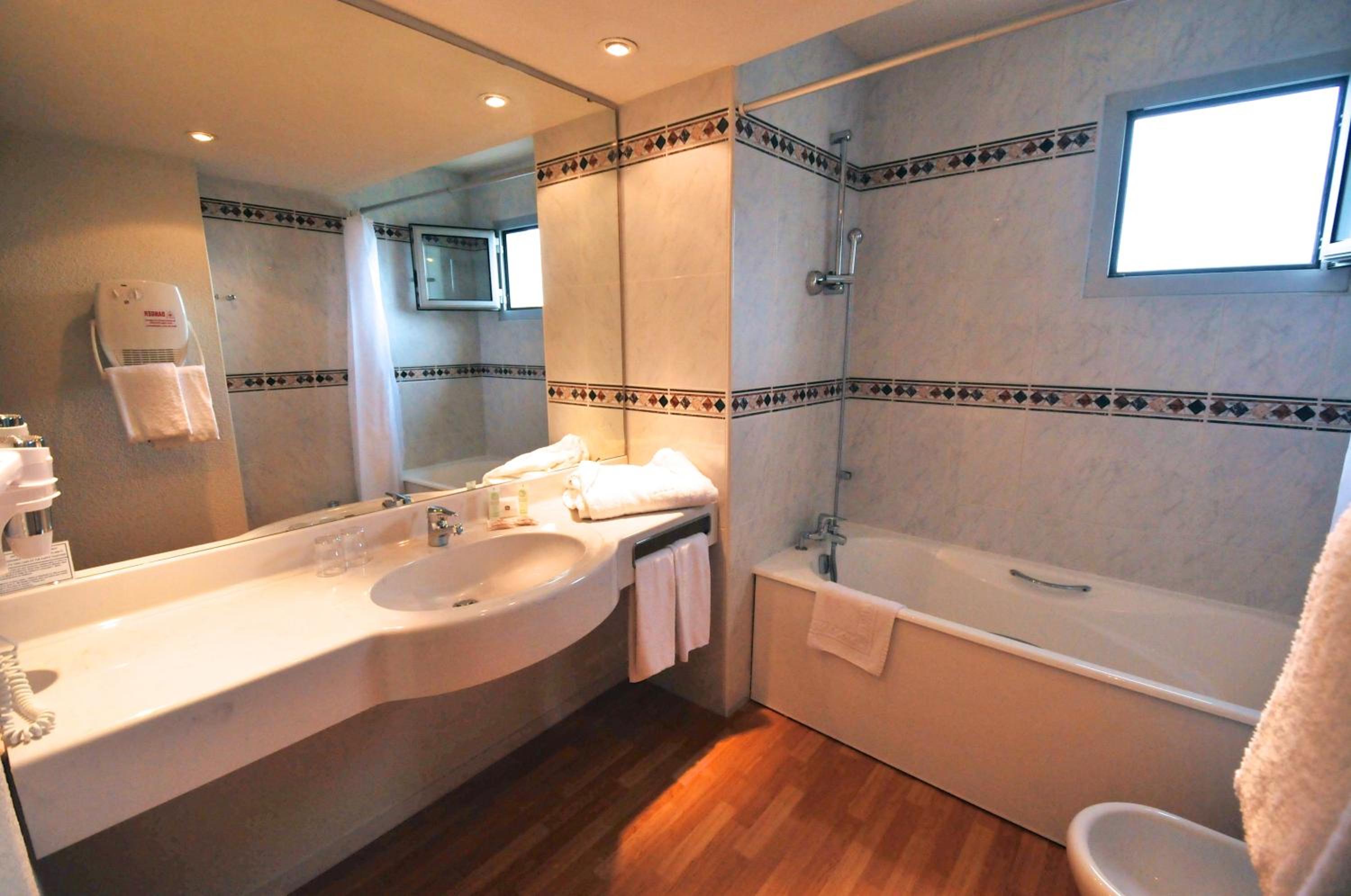 Standard Twin Room with Balcony - Photo 2