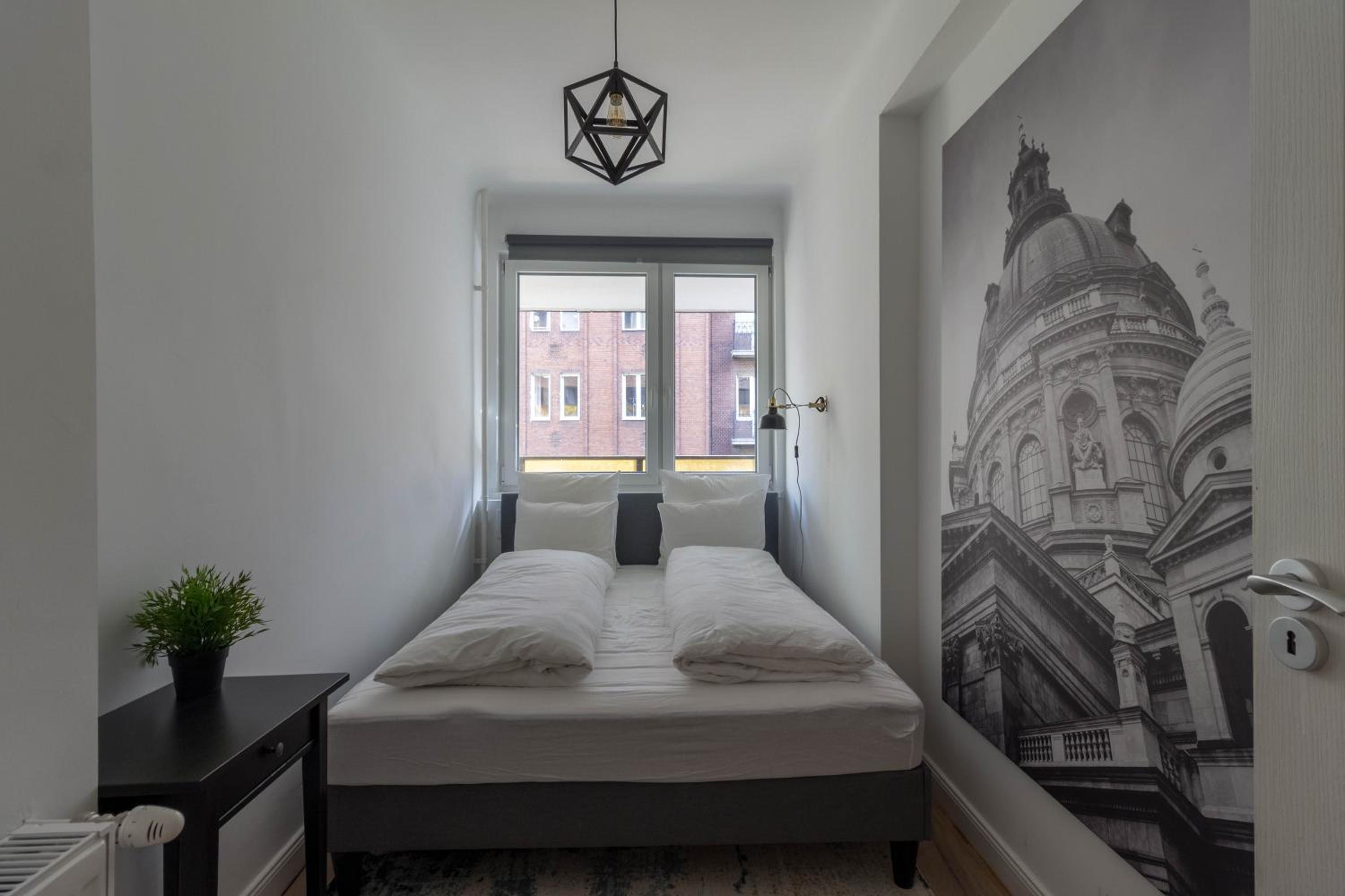 Apartment with Balcony - Photo 2