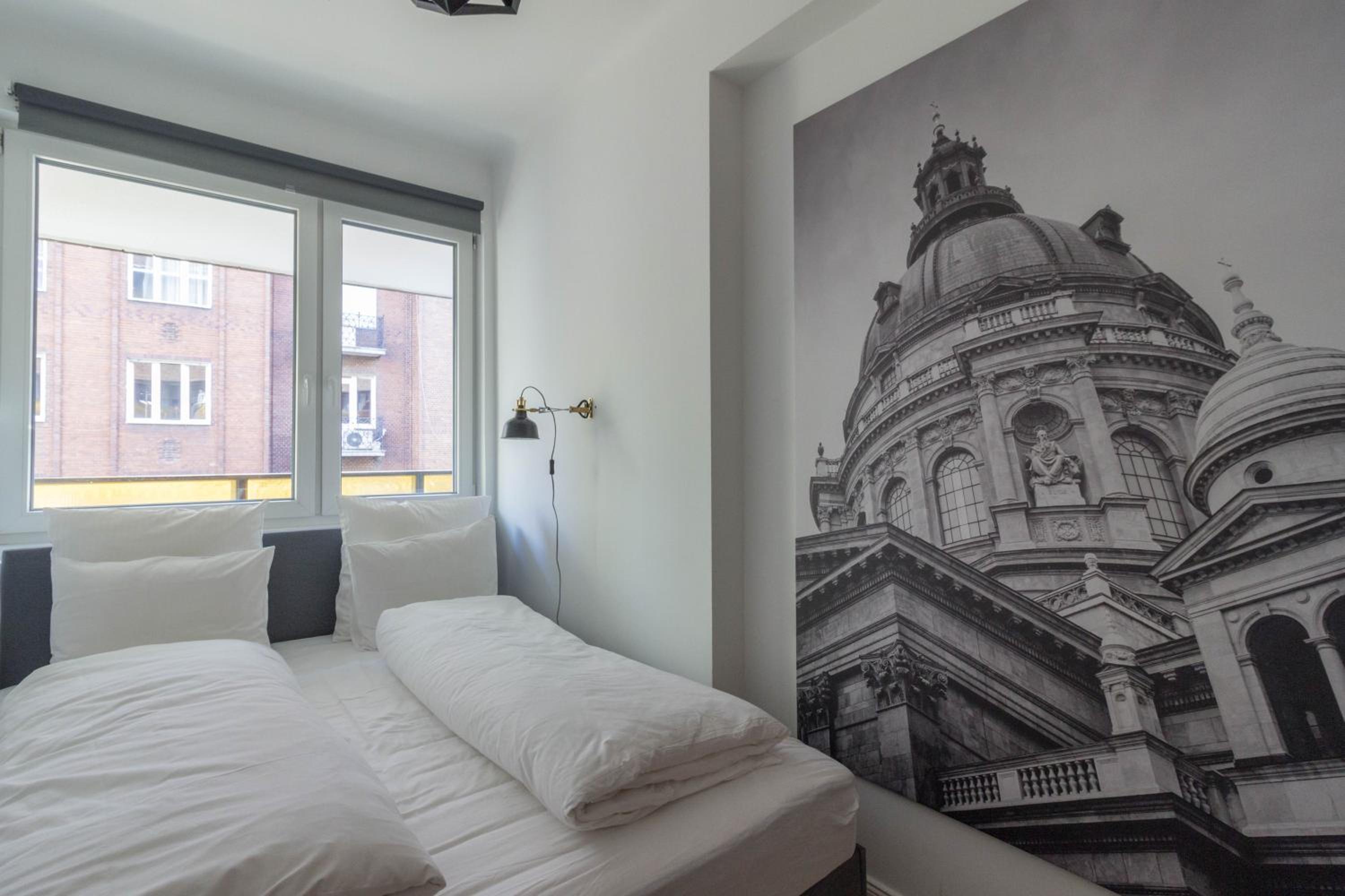Apartment with Balcony - Photo 15