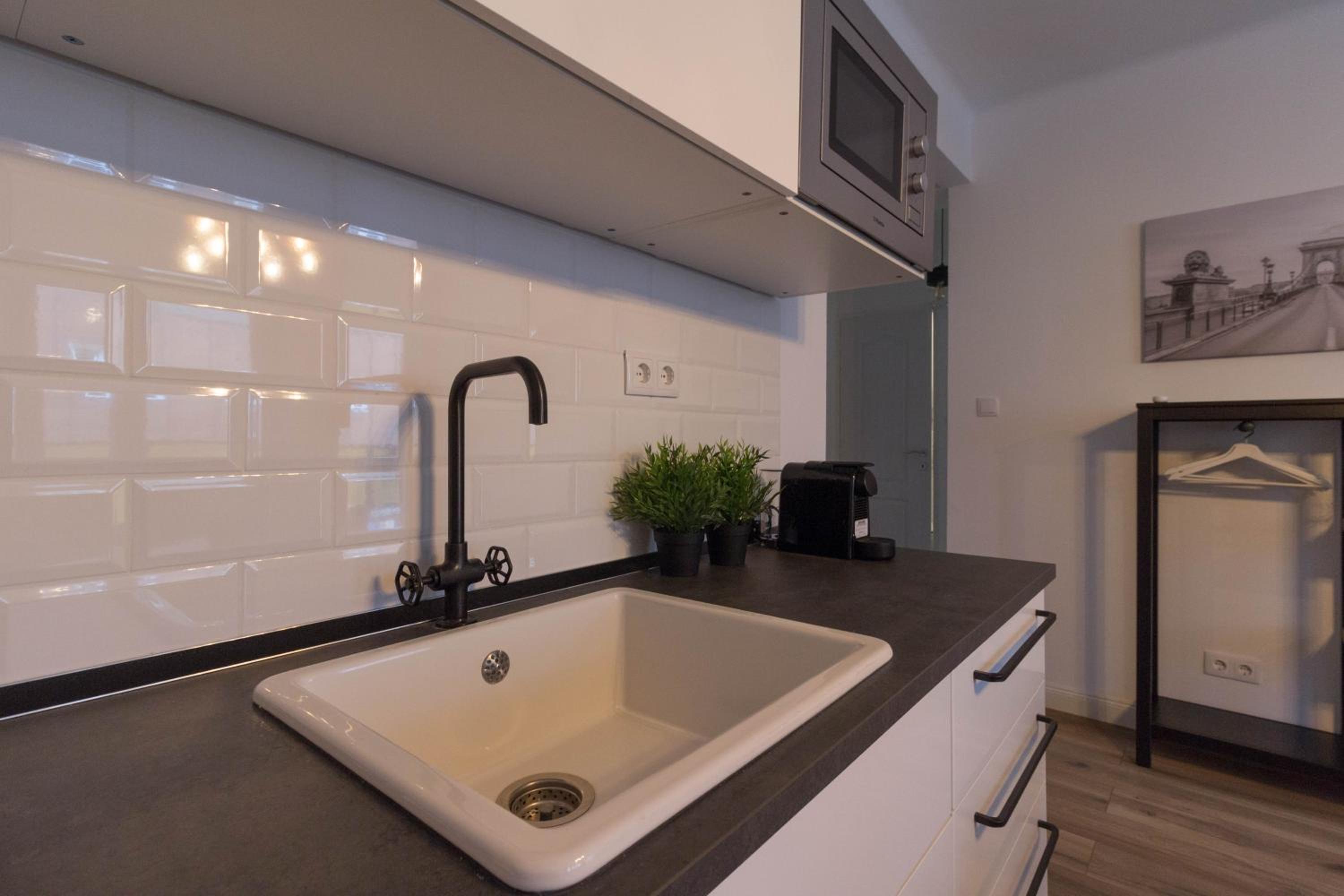 Apartment with Balcony - Photo 16