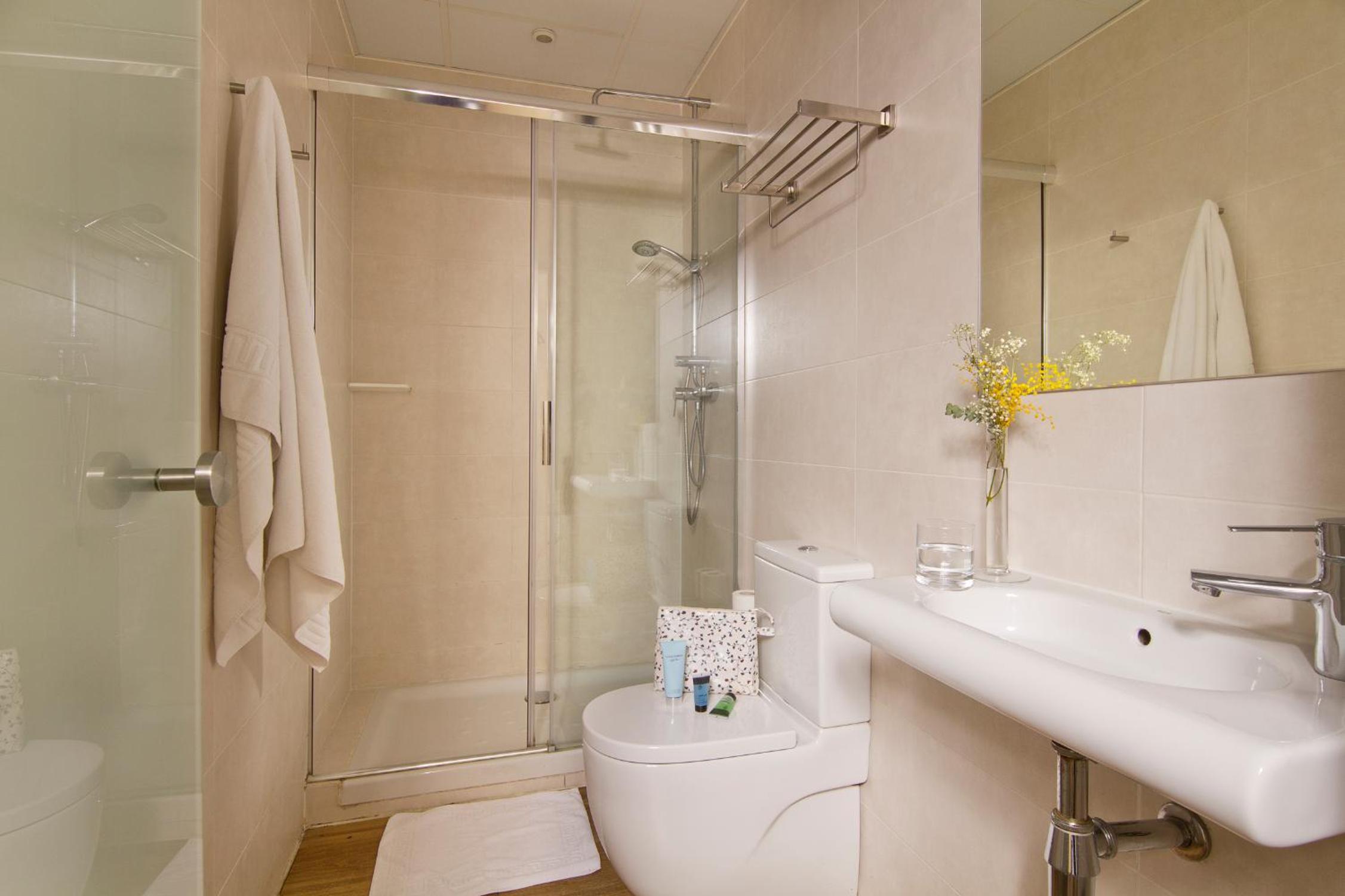 Triple Room with Balcony thumbnail 5