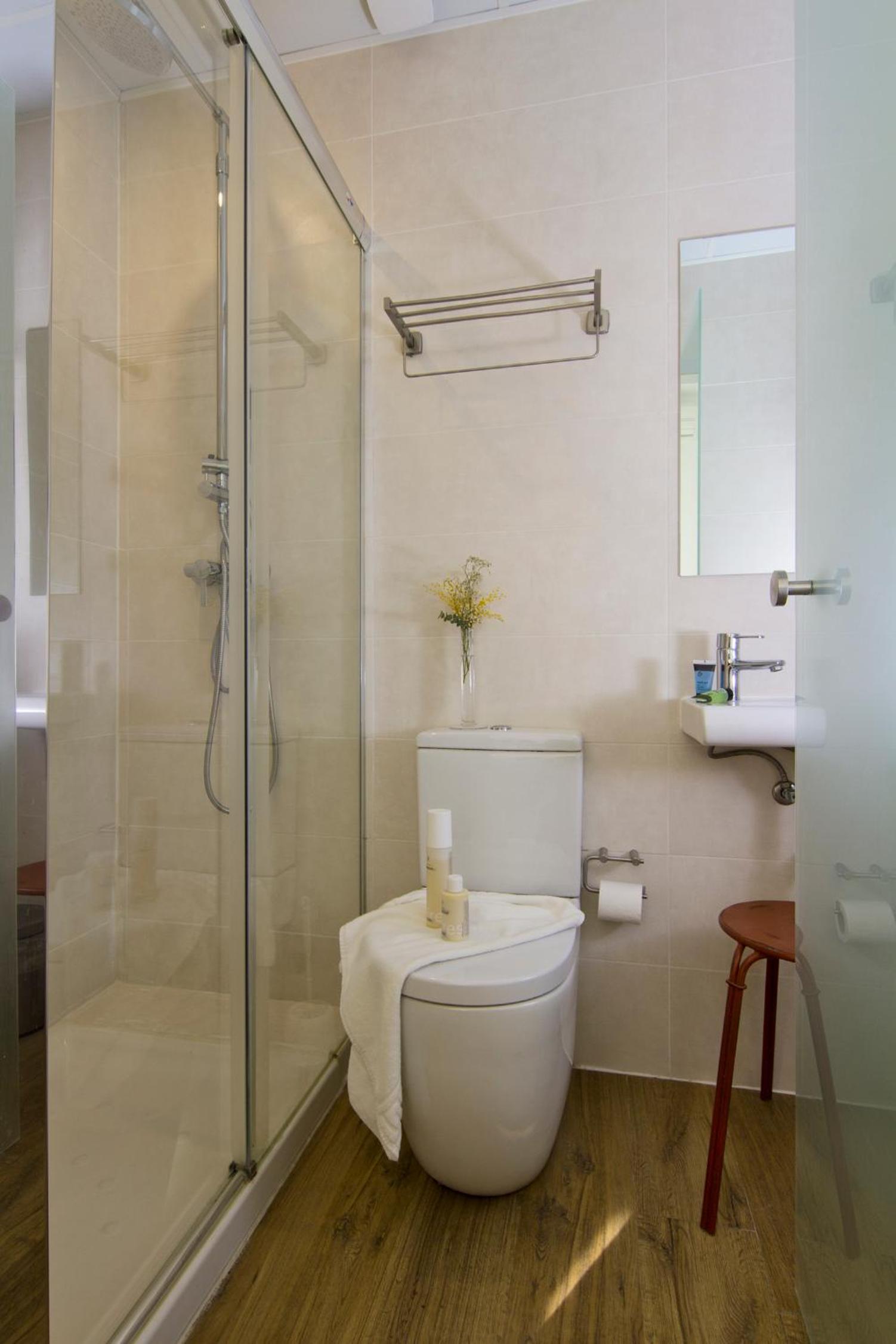 Standard Twin Room thumbnail 6