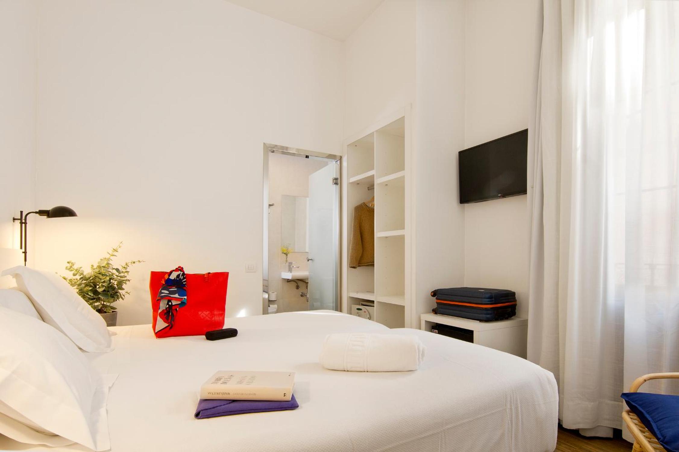Twin Room with Balcony thumbnail 6