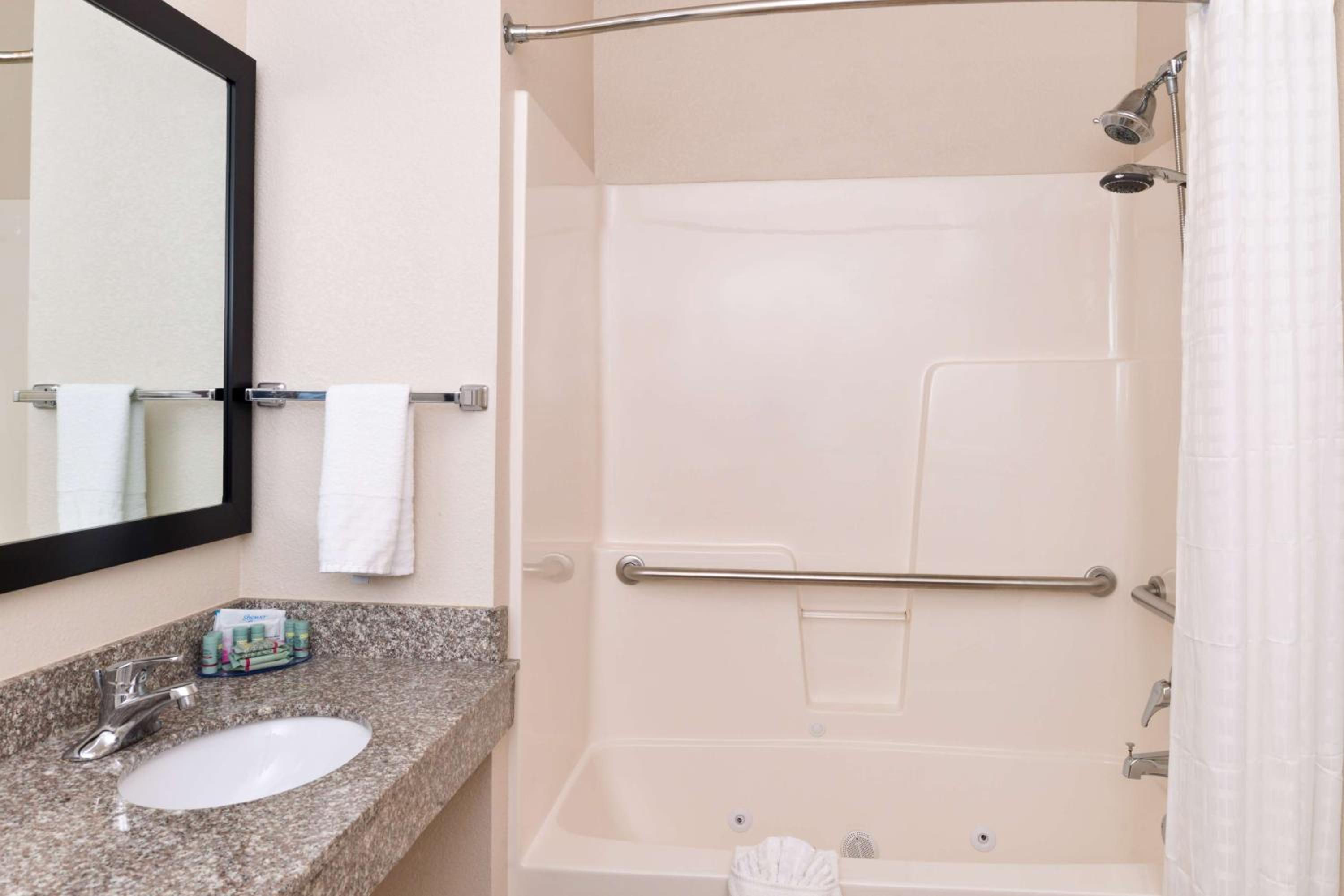 King Room With Jetted Tub - Non-Smoking - Photo 3