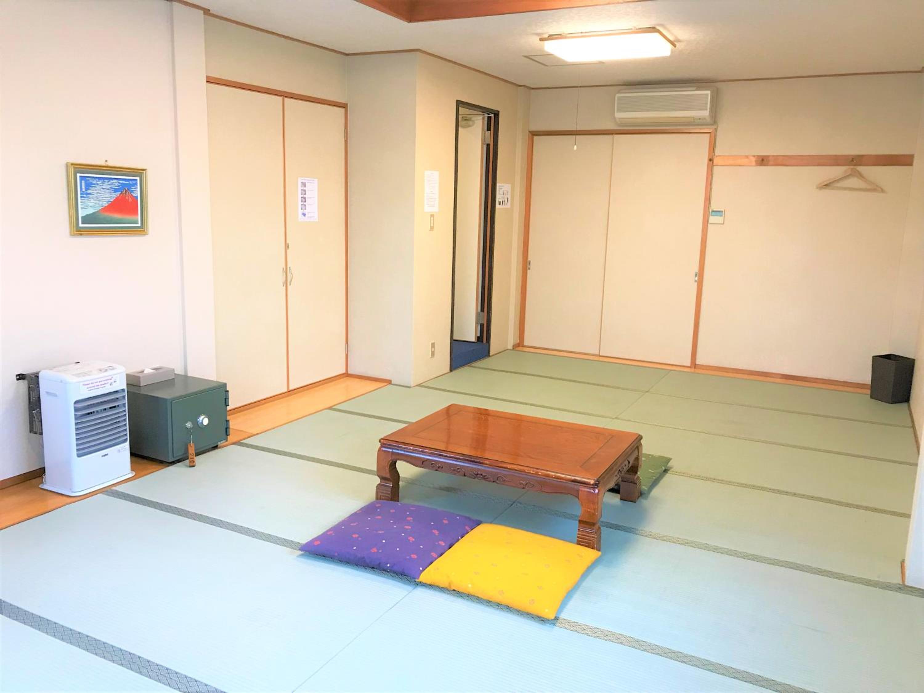 Standard Japanese-Style Room with Private Toilet 4-7 adult