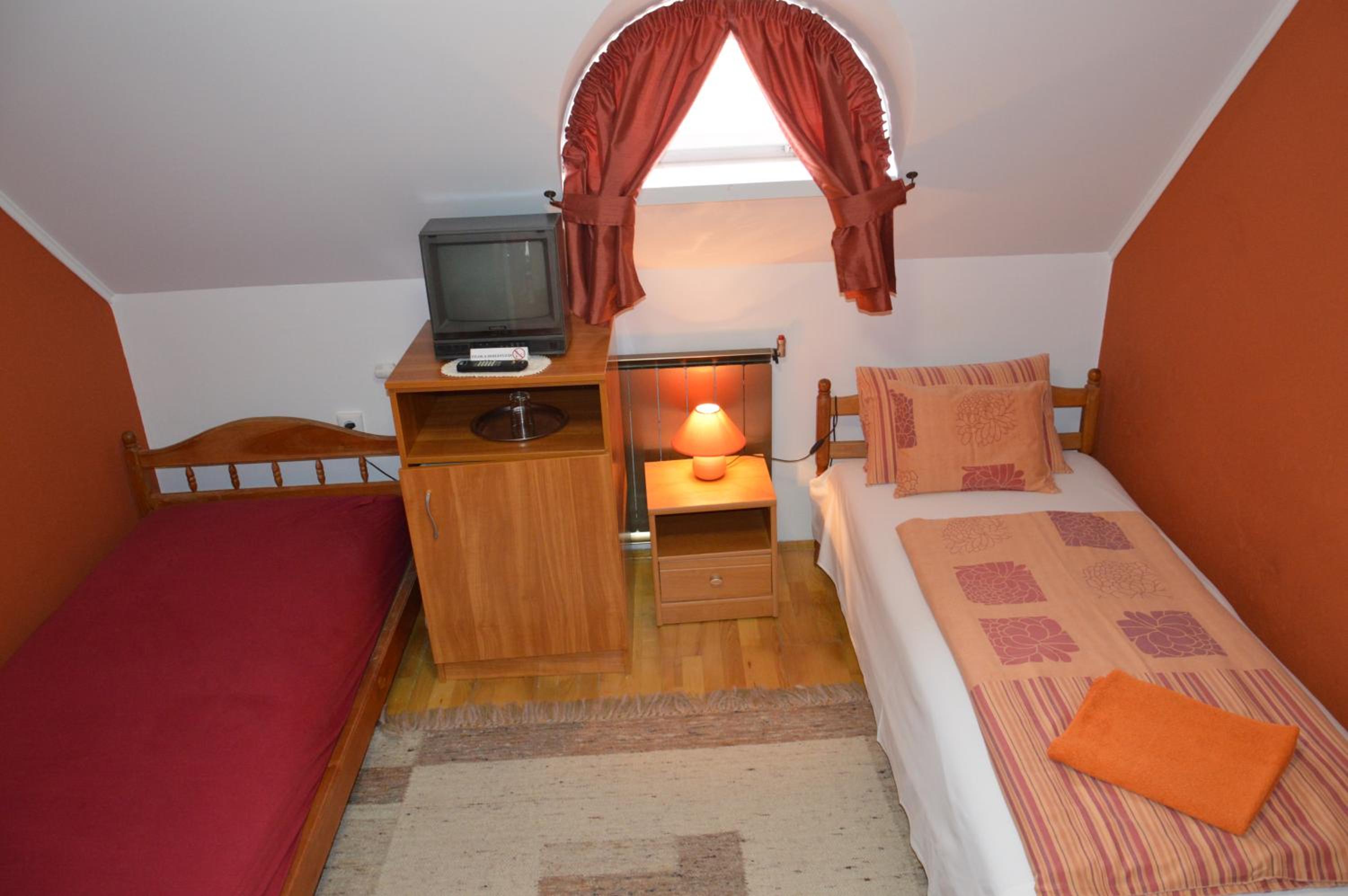 Budget Twin Room - Photo 1