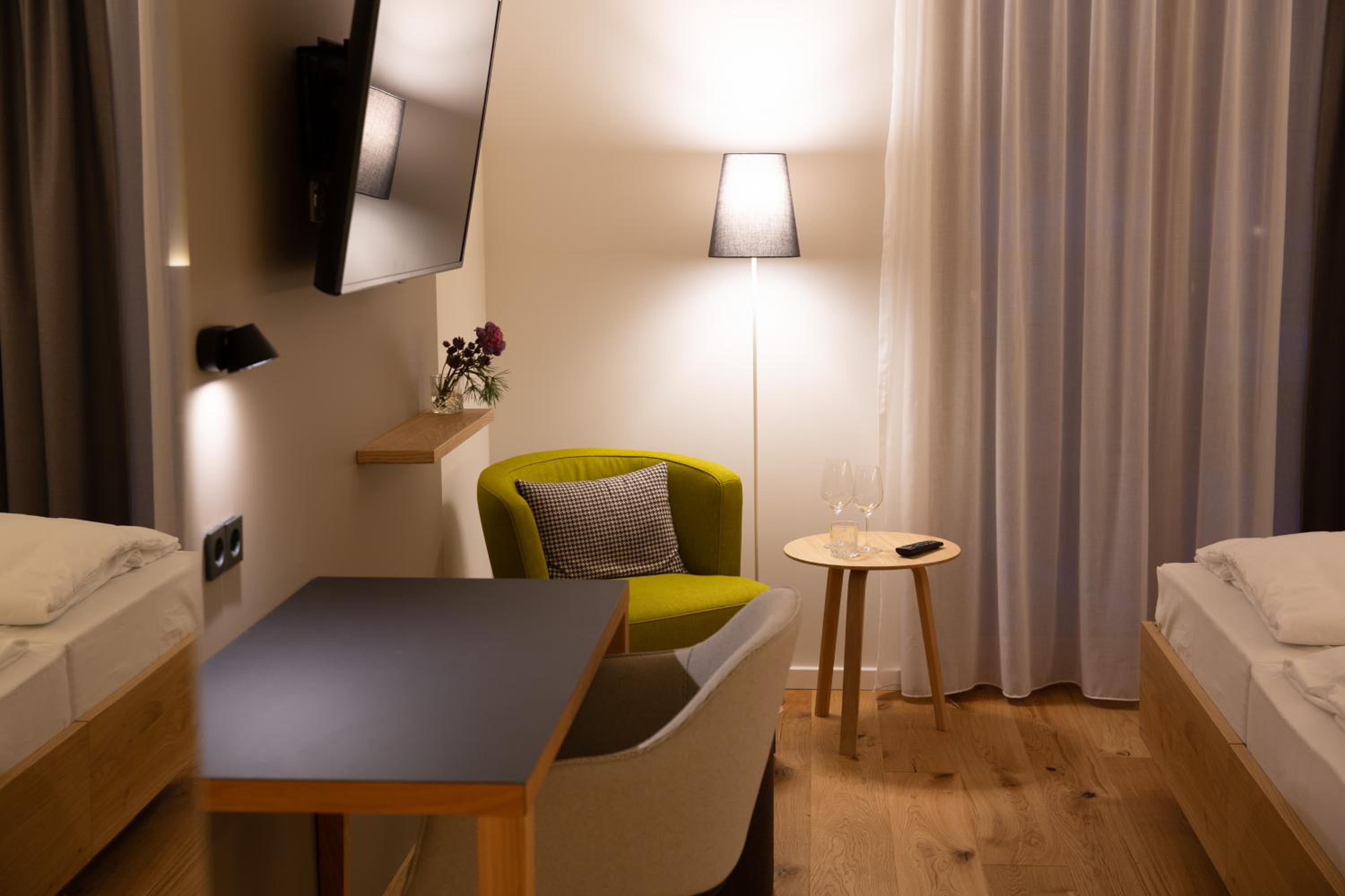 Double Room - Photo 7