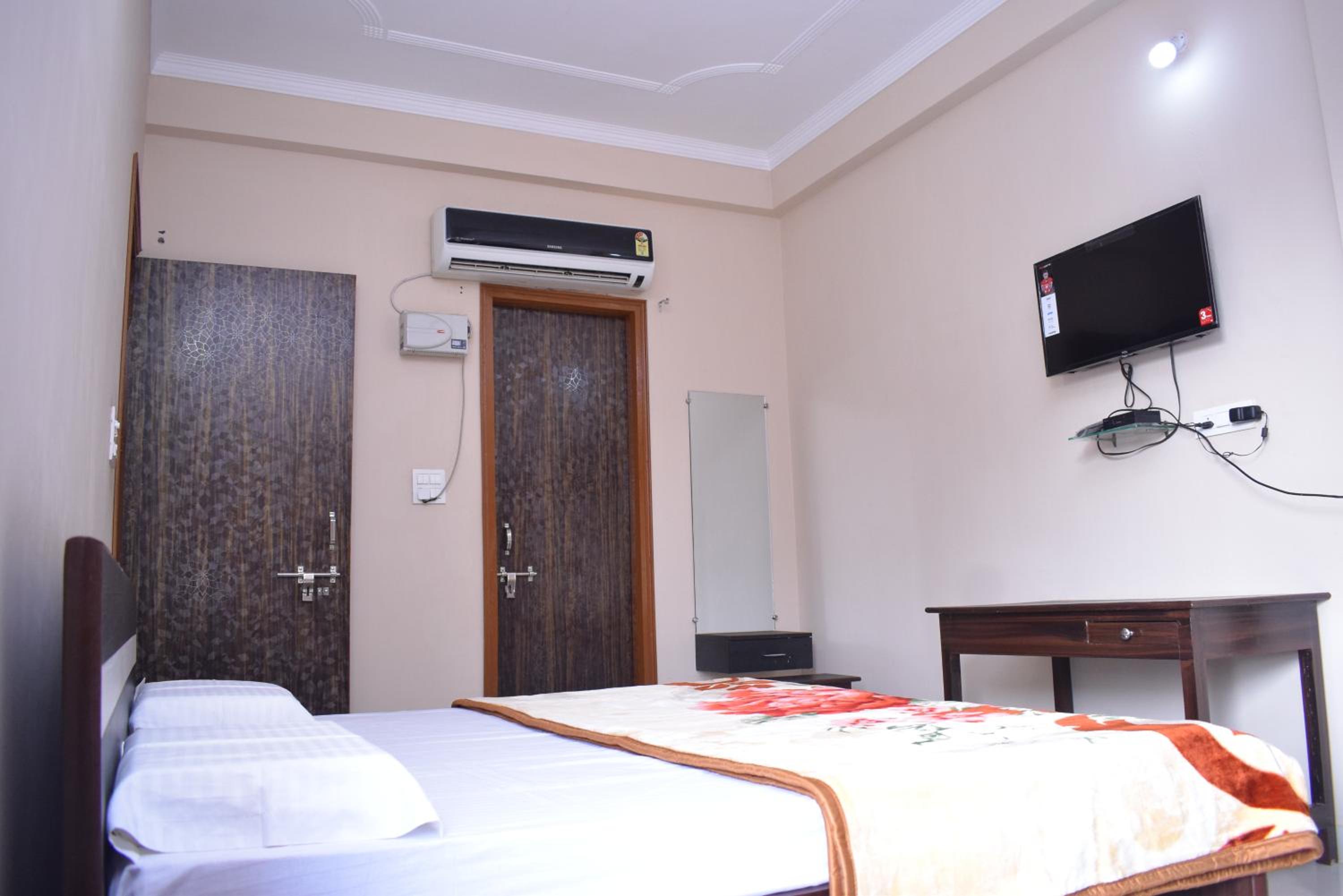 Deluxe Double Room with Balcony photo 1
