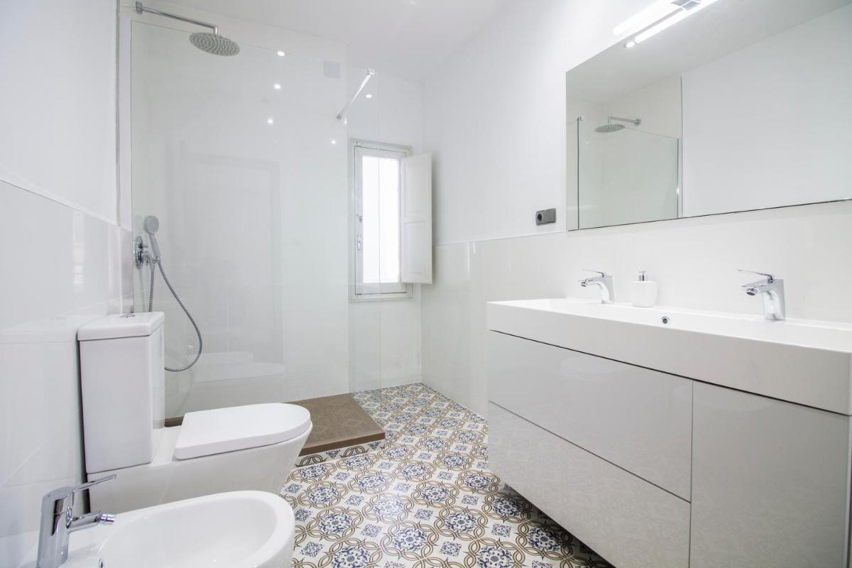 Standard Double Room with Shared Bathroom
