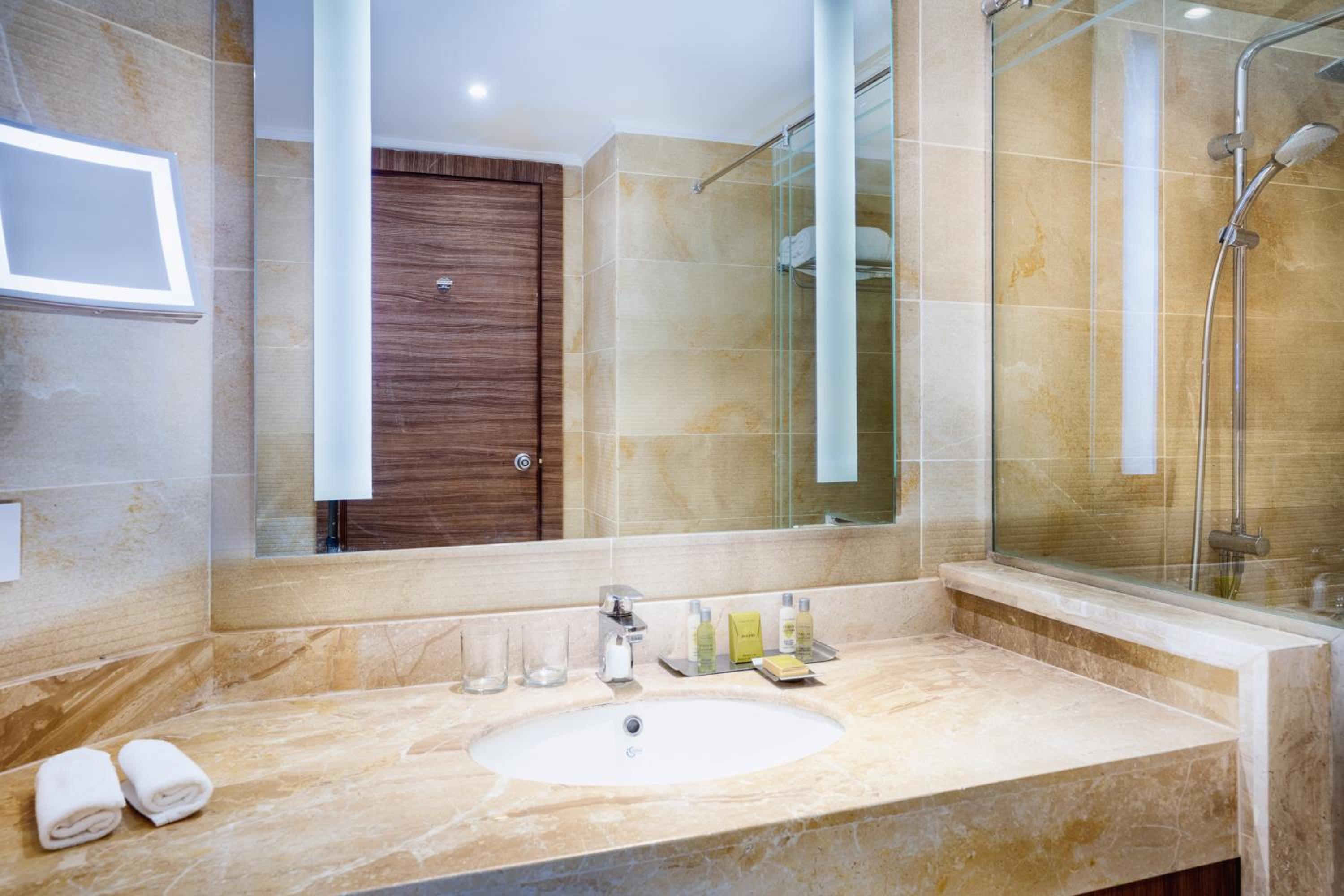 Corner Suite - Photo 4
