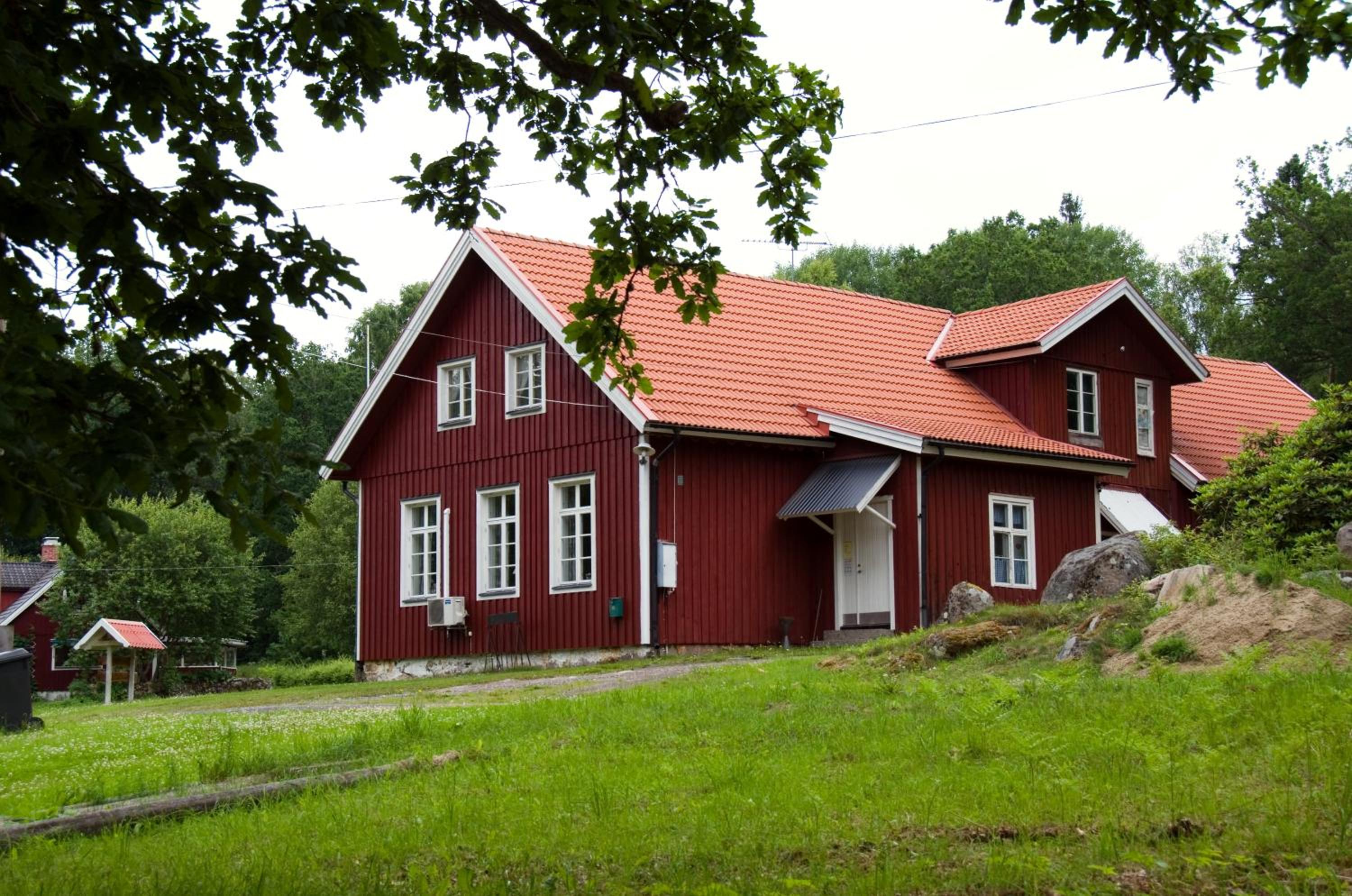 Six-Bedroom House photo 2