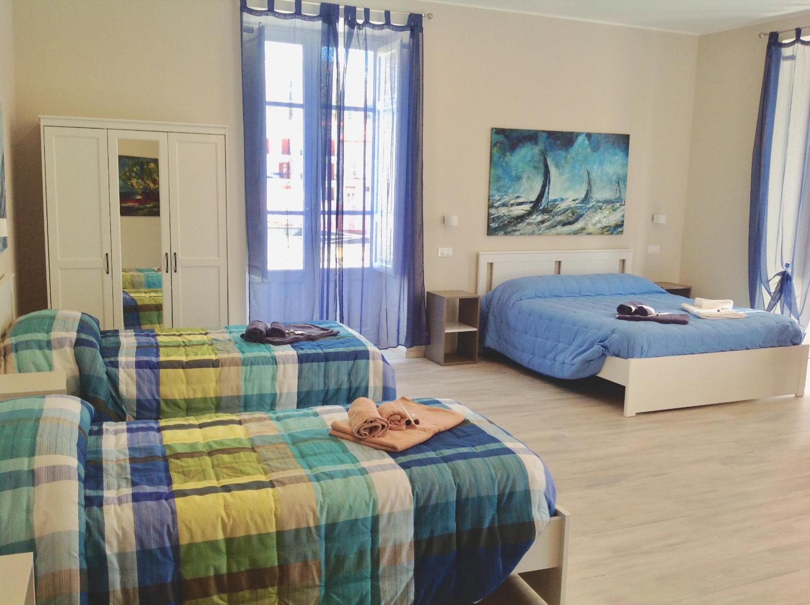 Quadruple Room with Private Bathroom - Photo 13