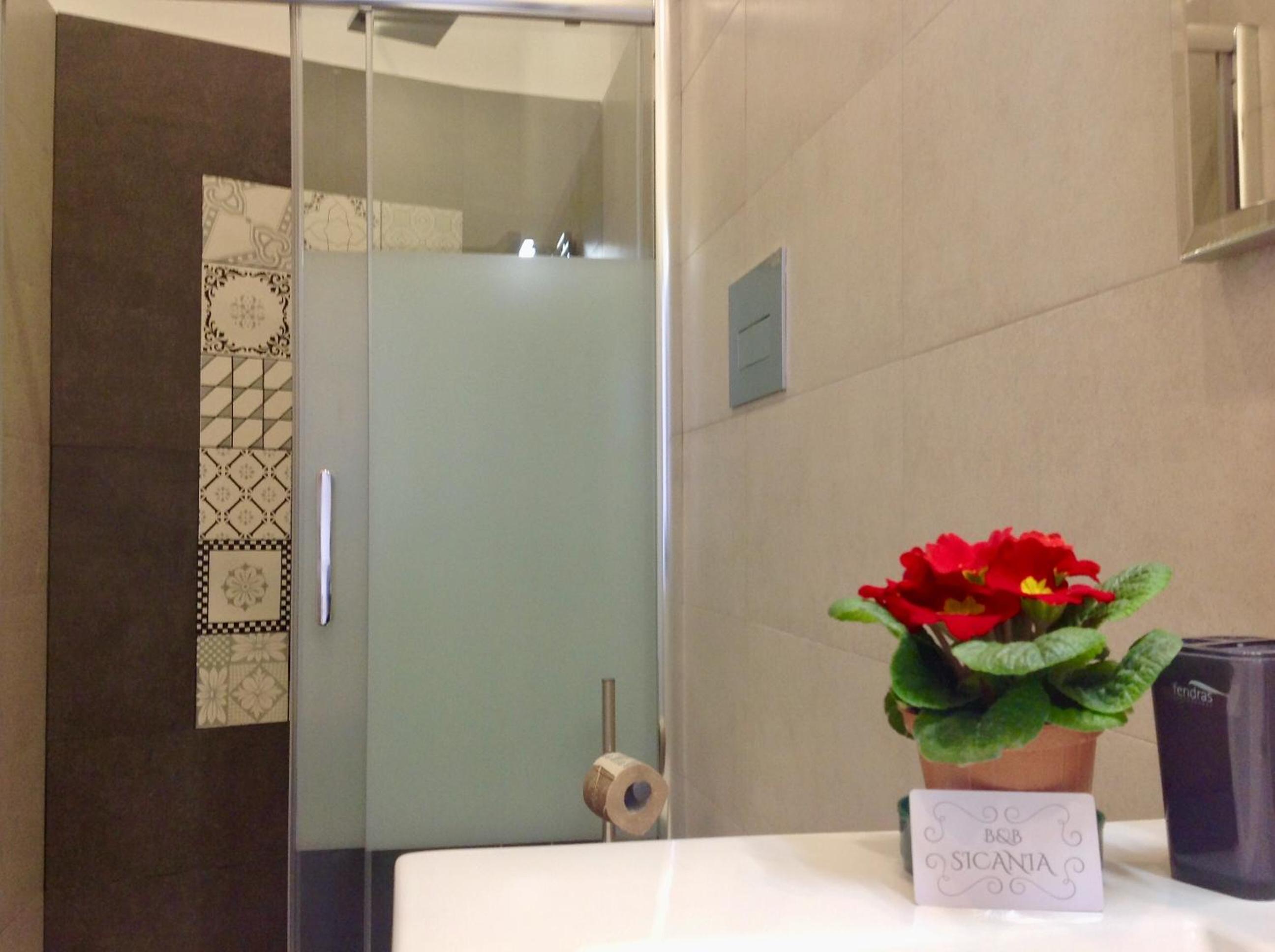 Quadruple Room with Private Bathroom - Photo 2