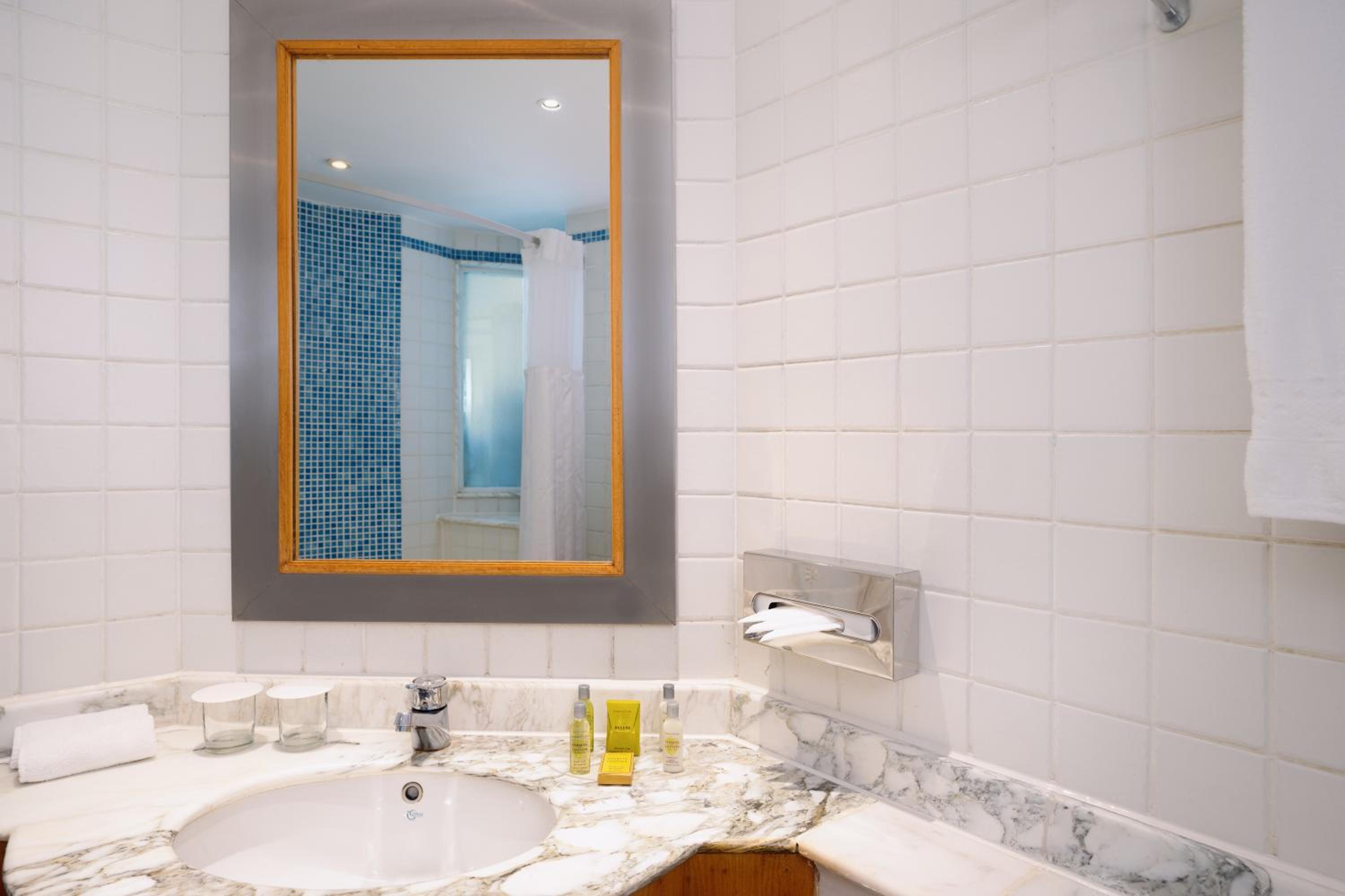 Standard Twin Room - Photo 2
