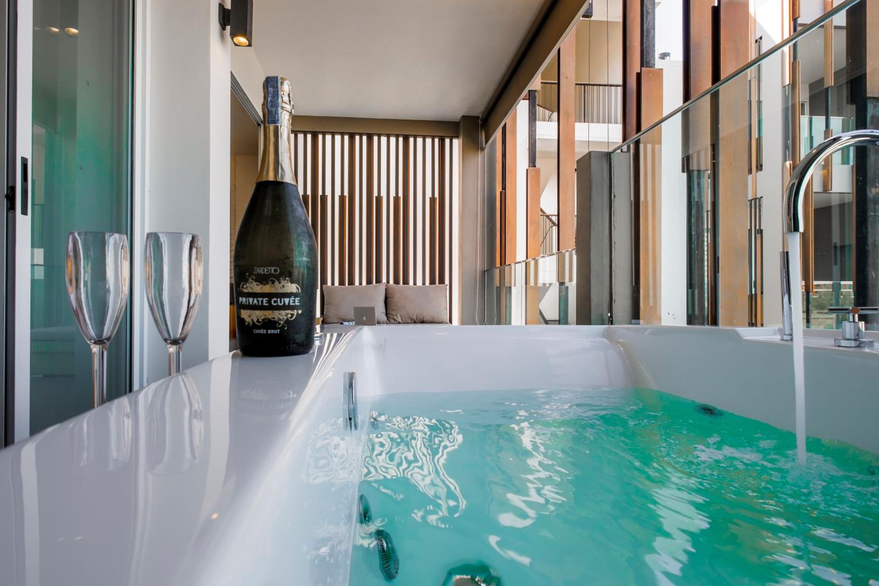Jacuzzi Spa Suite - Photo 6